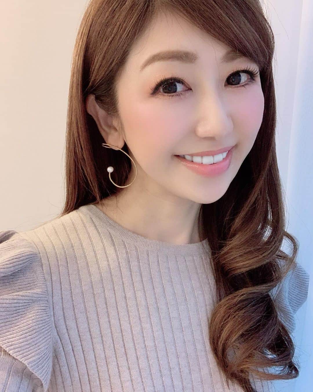 のインスタグラム：「年末年始のお休みに入って、ラクチンなニットワンピースばかり着ています😉（笑） .  今日は、肩のフリルが可愛いプリマシェレル のリブニットマキシワンピを着ました👗 . カシミヤ混で肌触りもやさしく、羽織りものなしでも一枚でコーディネートが完成する・・・ . とっても便利なアイテムで、ネイビー、ブラック、ベージュと、デイリーに色違いでヘビロテ中です💕 . そして、シンプルな無地のニットワンピースにコーディネートしたピアスは、お気に入りのMar.のパールハーフビーンズピアス💕 . 華奢な美しい曲線のピアスの先端にはさりげなく一粒のパール✨ .  シンプルなのに遊び心があって、パールの普遍的な魅力と共に、旬な雰囲気も持ち合わせる… . Mar.のピアスをコーディネートするだけで、一気に洗練されたコーディネートに仕上がります💗 .  ところで、プリマシェレル オンラインブティックで は、2020年元旦から、New Year SALEを開催します🎊 . ぜひそちらもCHECKしてみていただけたら嬉しいです😊 . . プリマシェレル  @primascherrer . .  Mar. @mar.since2018  #和泉佳子 #25ans #ヴァンサンカン #エレブロガー  #休日コーディネート #プリマシェレル  #mar #ピアス #ニットワンピース #パール #ファッション好きな人と繋がりたい #コーディネート」