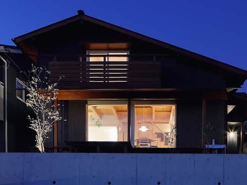 シーエッチ建築工房 さんのインスタグラム写真 - (シーエッチ建築工房 Instagram)「* 【シーエッチの2019年】 ９月竣工：新築（神戸市） “窓全開で暮らす” にぎわいウッドデッキの家 ⠀⠀⠀⠀⠀⠀⠀⠀⠀⠀⠀⠀ 神戸市内、少し高台になった 静かな住宅街に建つ木の家。 ⠀⠀⠀⠀⠀⠀⠀⠀⠀⠀⠀⠀ 大きなウッドデッキは 第二のリビングとして わいわい賑やかに暮らせます。 ⠀⠀⠀⠀⠀⠀⠀⠀⠀⠀⠀⠀ #minaperhonen のタイルを貼った 洗面台は奥様方に大人気でした。 ⠀⠀⠀⠀⠀⠀⠀⠀⠀⠀⠀⠀ ⠀⠀⠀⠀⠀⠀⠀⠀⠀⠀⠀⠀ ──────────── 株式会社シーエッチ建築工房 兵庫県宝塚市仁川台76番地 0798-52-8863 https://www.ch-wood.co.jp ──────────── @ch_kenchiku ⠀⠀ ⠀⠀ #シーエッチ建築工房 #木の家 #注文住宅 #新築 #一戸建て#家づくり #住まい #暮らし #日々のこと #マイホーム #たからづかな生活 #ときめく日々がたからもの宝塚 #宝塚 #西宮 #伊丹 #川西 #吹田 #三田 #明石 #工務店 #自然素材 #暮らしを楽しむ #自然素材の家 #自然と暮らす #こどもと暮らす #季節を楽しむ #ウッドデッキ #和室 #障子」12月29日 23時04分 - ch_kenchiku