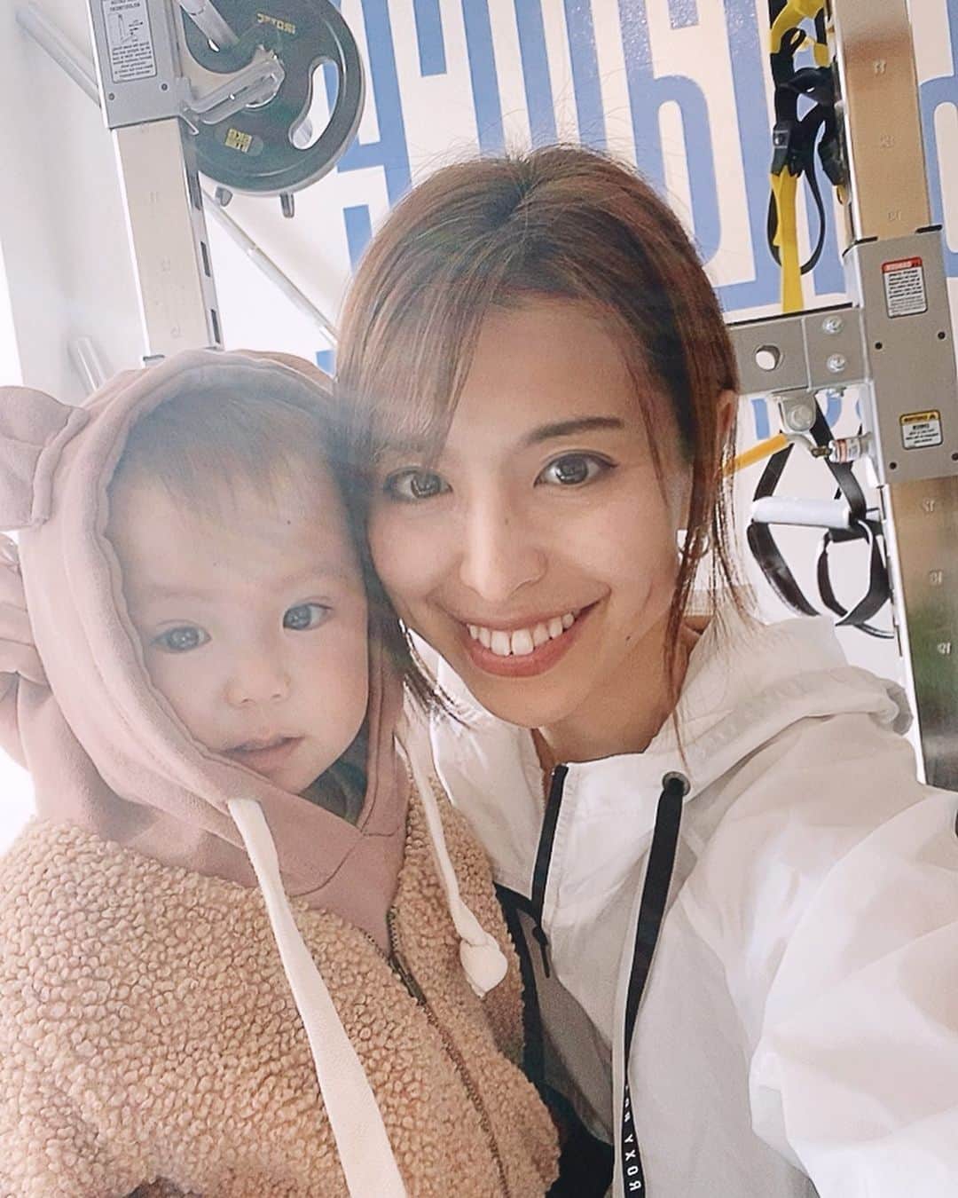 高橋菜摘のインスタグラム：「🐻 2019年は @t.balance に出逢えて 久しぶりにちゃんとした運動を 日常に取り入れられたことが とにかく最高でした✌︎('ω')✌︎ 何回も言っちゃうけど パーソナルトレーニングで 子連れ🆗って最高すぎる❤︎ これからも続けていって 身体が変わっていくのが楽しみ。 今年は母乳あげてたし 食事とかはゆるめにしてたけど 来年は食事制限なんかも 頑張ってみようかなー💪 . @takuishida_  初めてついてくれた パーソナルトレーナー。 最初そのドアを開けた時 EXILEみたいな人だ！ そんな印象だったけど 真面目で熱くて的確なアドバイス。 いつもサポートありがとう😎 . そんな @t.balance に 2020年1月新店舗が登場するよ🏢 入会金無料や2回コースなど またキャンペーンもあるので お楽しみに〜🤍🤍🤍 ________________ #赤ちゃんのいる生活  #トレーニング女子  #パーソナルトレーニング」