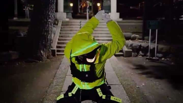 のインスタグラム：「flexEL-Mask UEKIGO x CHA2 @goueki @cha2trico  @holygrail_officiall  #cyberpunk #popping #bonebreaking #kingtut」