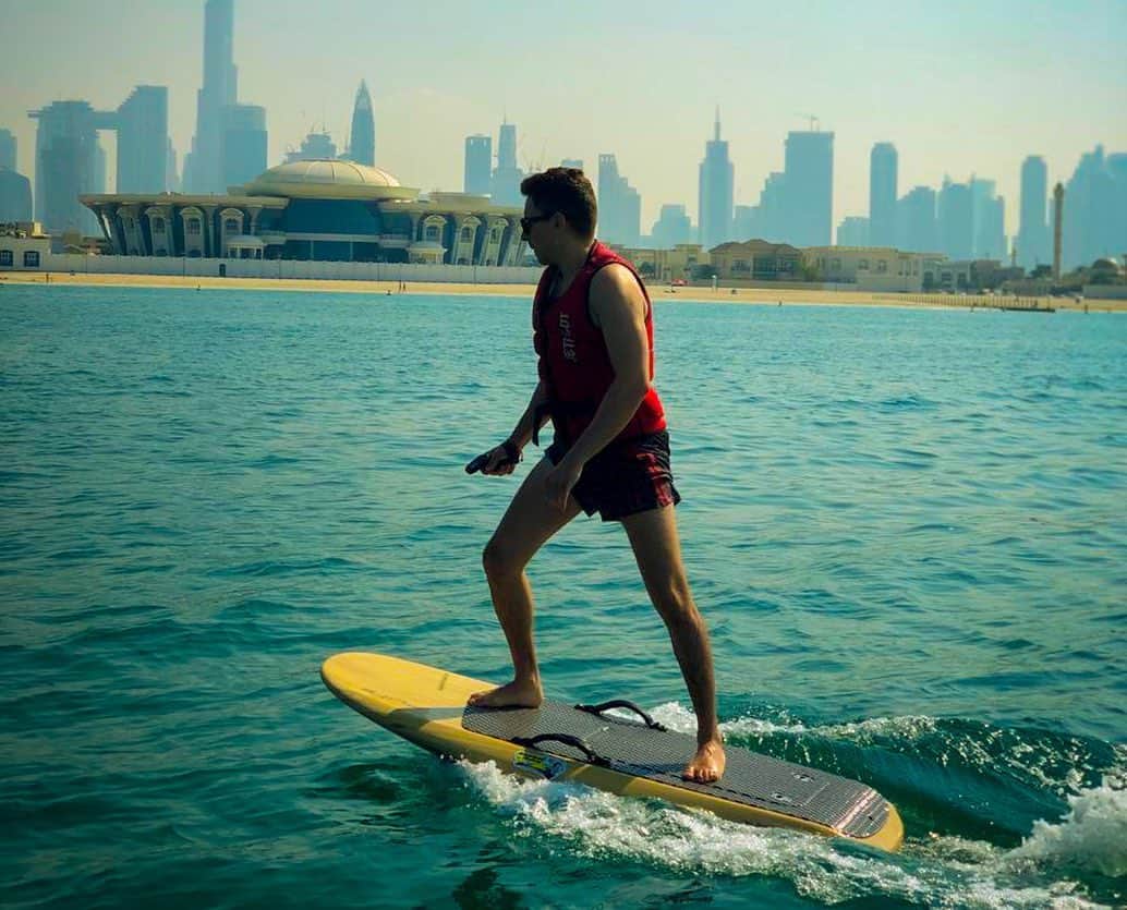ホルヘ・ロレンソさんのインスタグラム写真 - (ホルヘ・ロレンソInstagram)「In #Dubai you don’t surf, you levitate on the water 🏄‍♂️————————————————————————Thanks to @searidedubai #dubai🇦🇪 #dubaimarina #levitation #surf #surfing #surfingphotography #surfrider #emiratestowers #emirates #surf_shots #surfing🏄 #surfphoto #surfpics #surfcity #surfday」12月29日 23時10分 - jorgelorenzo99