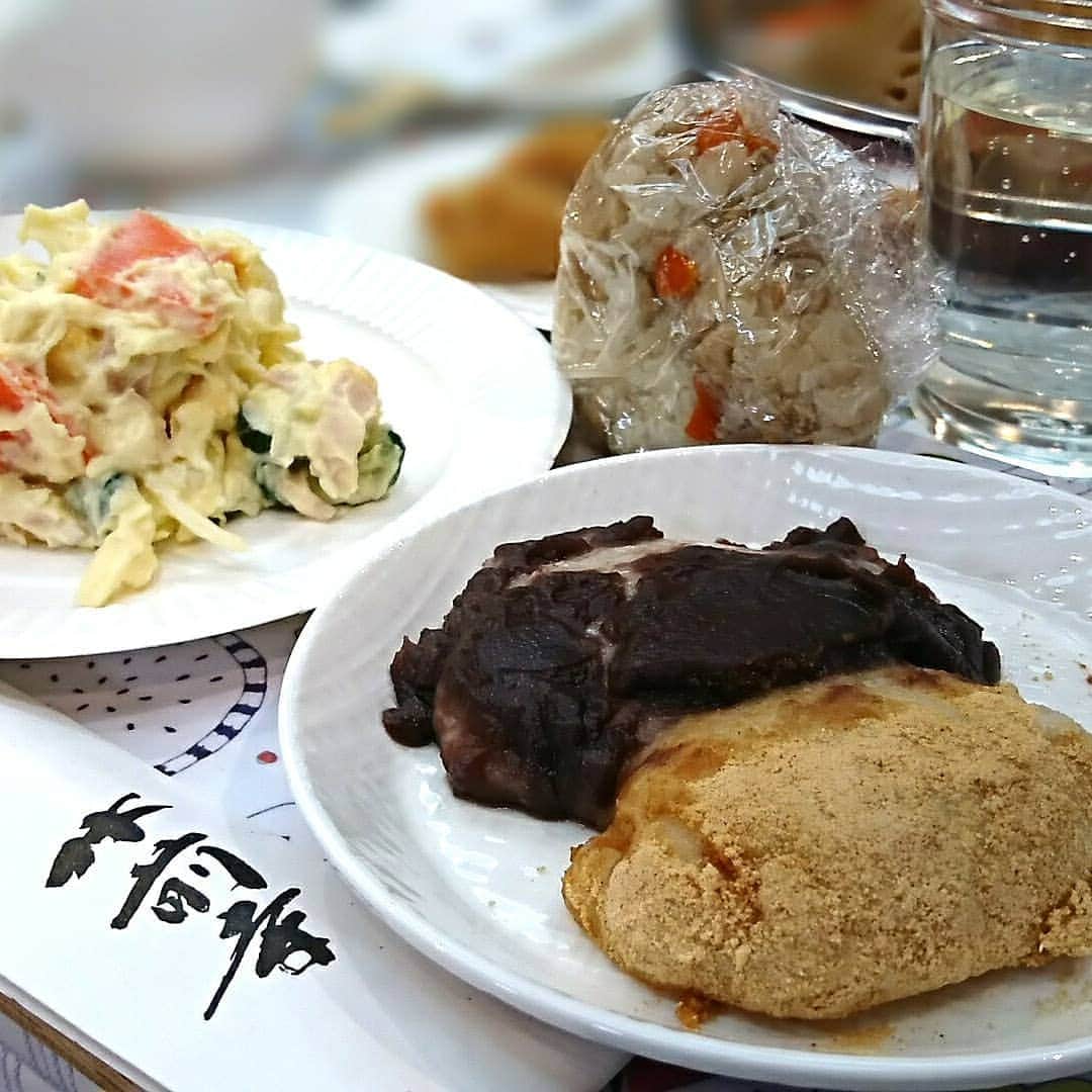 のインスタグラム：「水前寺清子さんのお宅での餅つき大会&大忘年会。  チータさんのおうちのお餅、ポテトサラダが世界一美味しいのです♪  チータさん、デビュー55周年。  12月29日は、15歳でチータさんのファンになった、チータさんファンクラブリーダーのみどりさんの70歳のお誕生日♪  70歳のみどりさんはお肌ツヤツヤでめちゃくちゃ若々しいのです！それは、チータさんからビタミンを沢山もらっているから。  チータさんが主演した、TBSドラマ『ありがとう』は、民放歴史上最高視聴率56.3％！石井ふく子プロデューサーと、3月1日(日)14時～三越劇場で、デビュー55周年記念トークショーを開催♪  2019年、旭日章紋章受賞。  大晦日は『ももクロ歌合戦』に出演。倖田來未さん、上沼恵美子さんなどそうそうたる出演者で、AbemaTV、BS日テレ、ニッポン放送で生中継です。  100均の、レンジで30秒チンでお餅がふくらむのを見つけてから、いろんなお餅を買って食べまくっていますが、チータさんのおうちのお餅にかなうお餅はありません♪」