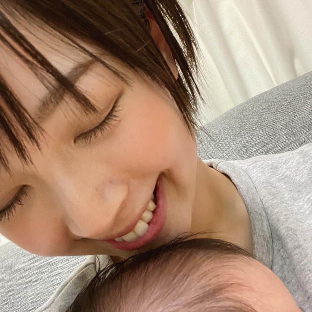 井下育恵のインスタグラム：「. お久しぶりです🙋🏻‍♀️ 気づけば今年もあとわずか😳💦 みなさんにとってどんな1年だったでしょうか😌✨ . . 私の2019年は、母親になれた、一生忘れない！1年でした。 . 夏に産まれた我が子も早4ヶ月🐥 見逃したくない瞬間ばかりなのに 日々必死なうちに、一日があっという間に過ぎていきます😂 成長は嬉しいけれど、もっとゆっくり大きくなってほしい…😂 . . 悩む日もあるし😢 余裕がなく爆発する日もあるし🤯 育児書通りにはいかないし😑 思い描いていたキラキラママライフのキの字も本当…にないけれど💔 . 我が子の寝顔やニコニコ笑顔を見ると 心から愛おしいし、救われます。 . . #腰痛と抜け毛と肌荒れと闘いながら #もっぱら脳内ソングは  #あなたがここにいて抱きしめることができるなら  #本当その通りですmiwaさん . . まだ育児と家事のバランスがうまくとれないひよっこダメダメ母ちゃんだけど🐥 来年も一緒に成長しながら、愛情を注ぎまくりたいと思います🧸 . . . そしてこの1年は、お仕事でもプライベートでも、本当にたくさんの人に支えていただきました。心からありがとうございました。 . みなさん良いお年をお迎えください😊 2020年も素晴らしい1年になりますように🍀」