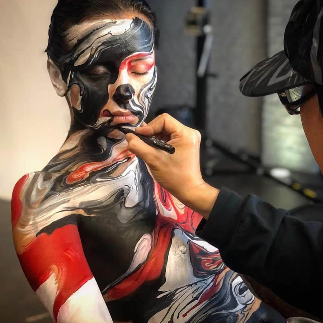 Amazing JIROさんのインスタグラム写真 - (Amazing JIROInstagram)「Behind the scene photos of the final collaborative artwork with Jonas Leriche, “YU-ZEN”. Which work is your favorite?? ”YU-ZEN”  Art Direction : Jonas Leriche @jonasleriche / Amazing JIRO @amazing_jiro Photo : Jonas Leriche Face & Body paint : Amazing JIRO #amazing_jiro Assistant : Yui Amano Model : Zoey Sao @zoeysao  #jonasleriche #art #artist #mua #artwork #collaboration #facepaint #facepainting #bodypaint #makeup #makeupart #creativemakeup #yuzen #artgallery #artbasel #artbaselmiami #artlife #japan #belgium #merrychristmas #happyholidays #アート #芸術 #アーティスト #コラボ #フェイスペイント #ボディペイント #作品 #友禅」12月29日 23時26分 - amazing_jiro