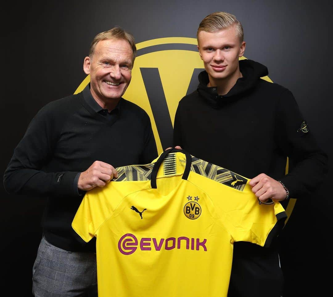 ボルシア・ドルトムントさんのインスタグラム写真 - (ボルシア・ドルトムントInstagram)「🤝 Welcome to #bvb, @erling.haaland!  Happy sunday, Borussen! 🖤💛」12月29日 23時34分 - bvb09