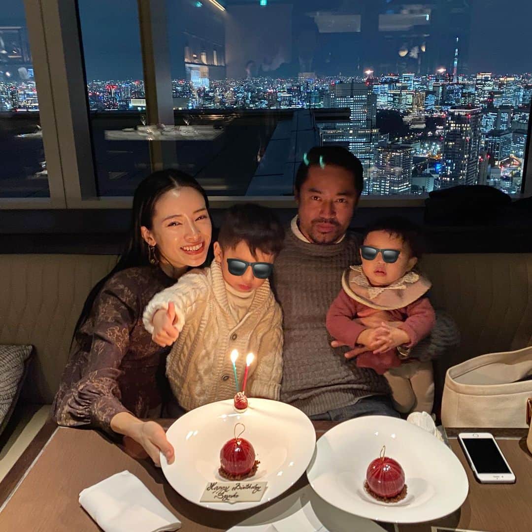 のインスタグラム：「ちょっと時差があるけど 家族に誕生日を祝って貰った日🎉 @kenu_terui は普段 信じられない程すっとぼけてて ヤバイおじさんなんですが 誕生日とかは本当にちゃんと お祝いしてくれてとっても嬉しいです。 いつもありがとう😌 .  #baby  #momlife #mommylife #mommy #kidsgram_tokyo #babyphotography #babyphoto  #ママリ #育児 #男の子ママ #女の子ママ #コドモノ #ベビフル #mamanoko #ママライフ  #3歳 #1歳  #二人育児 #motherof2 #motherhood」