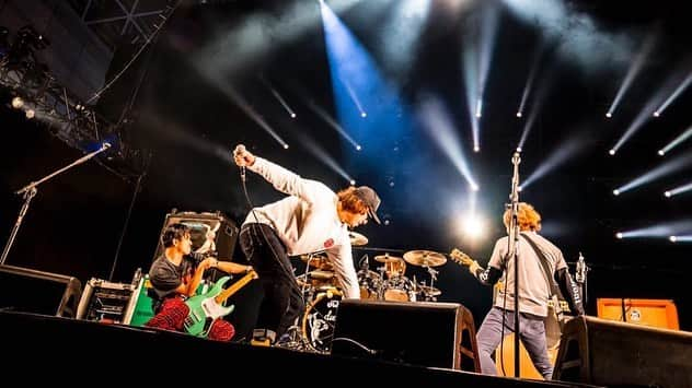 Shun さんのインスタグラム写真 - (Shun Instagram)「TOTALFAT、2019年のすべてのライブを無事に終了しました。 ・ ・ 新体制になって２ヵ月、23本のステージで俺たちはとても強くなった。それを証明できた。 ・ ・ いつものようにみんなで歌う「君はひとりじゃない」が自分に返ってきて大きな力になって。やっぱりそれが俺らの真髄で、だからこれからもずっと一緒にやっていこうと確信できていたんだな。 ・ ・ 来年はいよいよTOTALFAT20周年イヤーです。アニバーサリーらしい華々しさや特別感じゃなくて、今まででいちばん「バンド」らしい泥臭くてギトギトの濃い１年にしてやる。 だから全員ついてこい！ ・ ・ 今年１年、ありがとうございました❤️🔥🤘🏻 ・ ・ ⑤&⑥ @ruihashimoto  ⑦~⑨ @naoto_iwabuchi_」12月29日 23時29分 - totalfat.shun