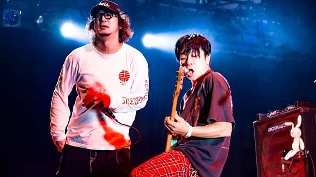 Shun さんのインスタグラム写真 - (Shun Instagram)「TOTALFAT、2019年のすべてのライブを無事に終了しました。 ・ ・ 新体制になって２ヵ月、23本のステージで俺たちはとても強くなった。それを証明できた。 ・ ・ いつものようにみんなで歌う「君はひとりじゃない」が自分に返ってきて大きな力になって。やっぱりそれが俺らの真髄で、だからこれからもずっと一緒にやっていこうと確信できていたんだな。 ・ ・ 来年はいよいよTOTALFAT20周年イヤーです。アニバーサリーらしい華々しさや特別感じゃなくて、今まででいちばん「バンド」らしい泥臭くてギトギトの濃い１年にしてやる。 だから全員ついてこい！ ・ ・ 今年１年、ありがとうございました❤️🔥🤘🏻 ・ ・ ⑤&⑥ @ruihashimoto  ⑦~⑨ @naoto_iwabuchi_」12月29日 23時29分 - totalfat.shun