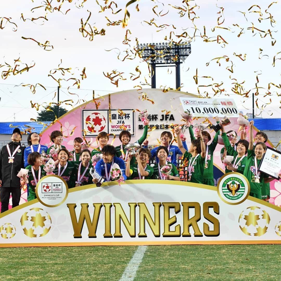 東京ヴェルディさんのインスタグラム写真 - (東京ヴェルディInstagram)「皇后杯優勝、大会3連覇となりました🏆 ご来場いただいた皆さま、テレビの前で応援してくださった皆さま、ありがとうございました😊  2019シーズン、日テレ・ベレーザは、 1⃣プレナスなでしこリーグカップ1部 2⃣プレナスなでしこリーグ1部 3⃣AFC女子クラブ選手権2019 4⃣皇后杯 JFA 第41回全日本女子サッカー選手権大会 すべての大会で優勝し4冠達成となりました。  皆さまの熱いサポートとご声援のおかげで、この結果を成し遂げることができました。本当にありがとうございました！  本日をもちまして、日テレ・ベレーザは今シーズンの全日程終了となります。 2020シーズンもまた、変わらぬご声援をよろしくお願いします。  インスタはまた更新していきたいと思います！  #beleza #ベレーザ #日テレベレーザ #東京 #tokyo #皇后杯  #4冠 #感謝」12月29日 23時29分 - tokyo_verdy