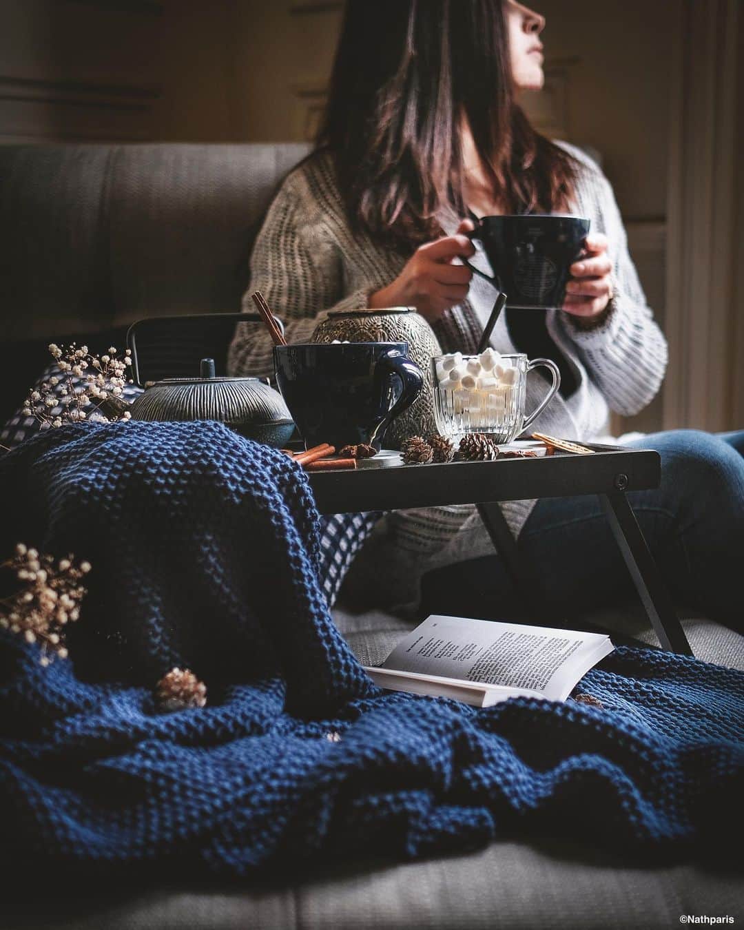 nathparisのインスタグラム：「COCOONING... Petit moment de détente avant les festivités du 31 décembre🎉 Rien de tel qu’un bon chocolat chaud à la cannelle ☕️ Bon dimanche ! @habitat_france #habitat_france #cocooninghome」
