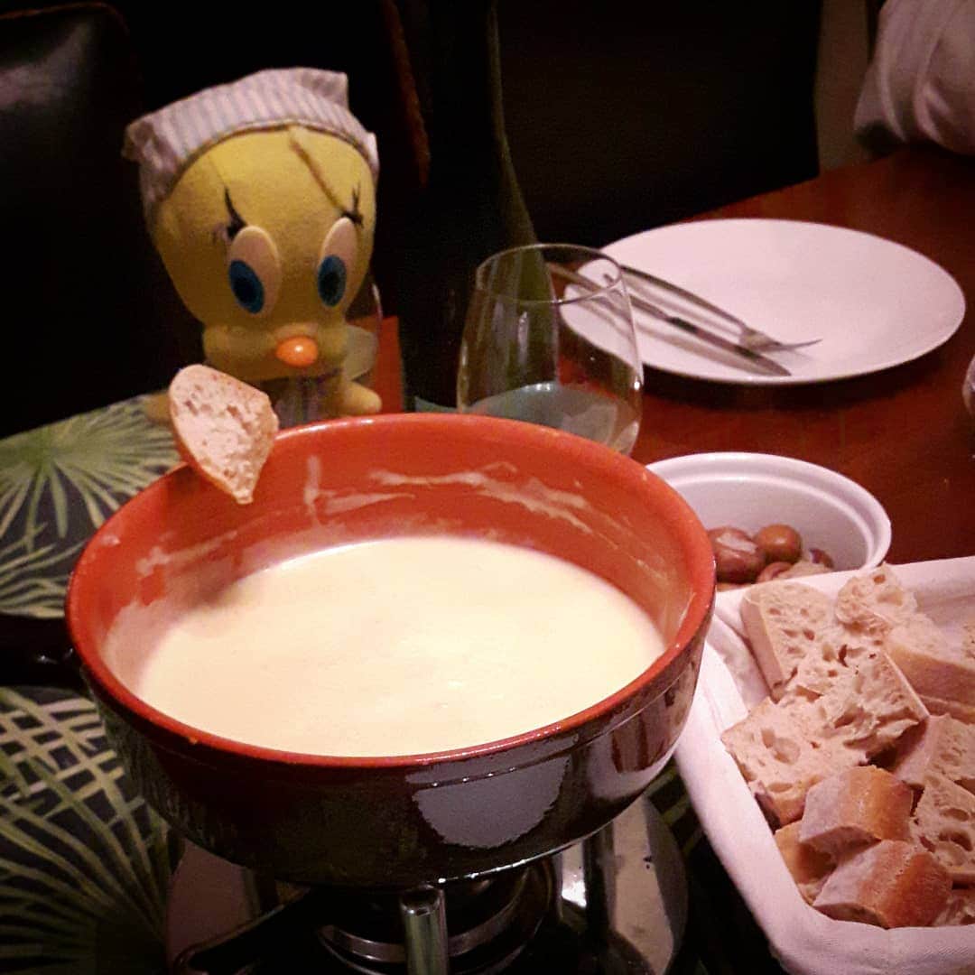 Little Yellow Birdさんのインスタグラム写真 - (Little Yellow BirdInstagram)「Cheese fondue!! #littleyellowbird #tweety #tweetykweelapis #adventures #yellow #bird #weekend #sunday #sundayevening #cheesefondue #fondue #kaasfondue #cheese #moltencheese #vorkjeprikken #bread #dontdropthebread #whitewine #wine #dinner #food #goodfood #winter #winterkost #stuffedanimalsofinstagram #plushiesofinstagram」12月29日 23時38分 - tweetykweelapis