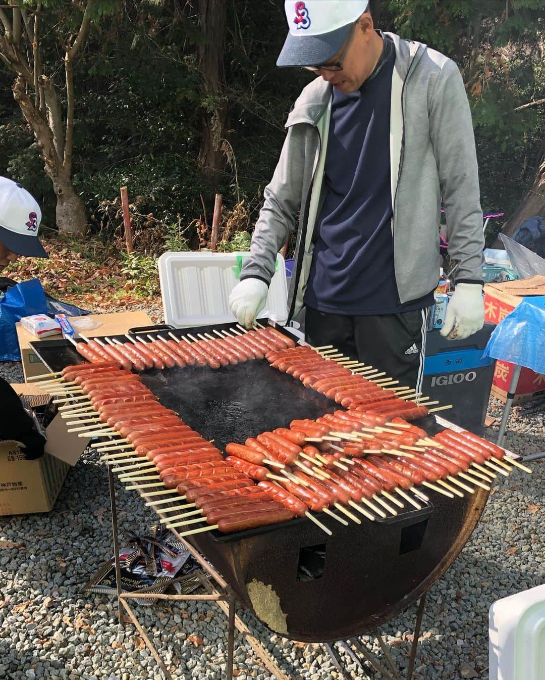 大西宏明さんのインスタグラム写真 - (大西宏明Instagram)「今朝は中学生の時　所属してた野球チームの納会に息子と参加✨✨✨ #堺ビックボーイズ  #筒香嘉智  #森友哉  #出身 #野球チーム #納会 #息子 #6歳　と一緒に #フランクフルト  #4本食べてた #明日から #少し #のんびりします #smile #ほなっ！！」12月29日 23時42分 - ohnishi_hiroaki_0428