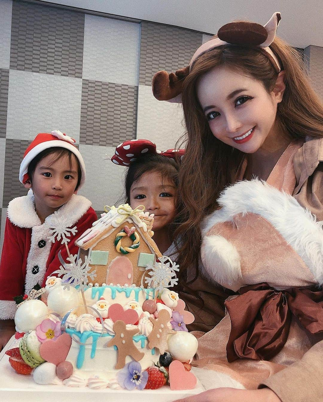 早川沙世さんのインスタグラム写真 - (早川沙世Instagram)「恒例の美女ママ会の♡ 親子Xmas会でした♡  ぉさよは可愛いサンタのトナカイちゃんになりました♡  @juli_sasa で 幼き頃に夢見たお菓子のお家 だと子供達が喜ぶかと思い オーダーしました♡  いつも夢と愛の詰まったステキな cakeをありがとうございます♡  子供達はpresent交換がとーっても嬉しすぎたみたい♡ (∩´͈ ᐜ `͈∩)˖*♬೨̣̥ 写メは何枚か頑張って撮ったけどw  暴れん坊　 @osayobabytan  の顔まともなのありませんでしたw  そしてリリカ姫の新居がステキすぎましたﾟ+.(･∀･).+ﾟ.  楽しかったなぁ♡♡♡ #Xmas #親子 #クリパ #cake #お菓子の家 #present #交換 #🎄 #⭐️ #💛」12月29日 23時42分 - sayo_hayakawa