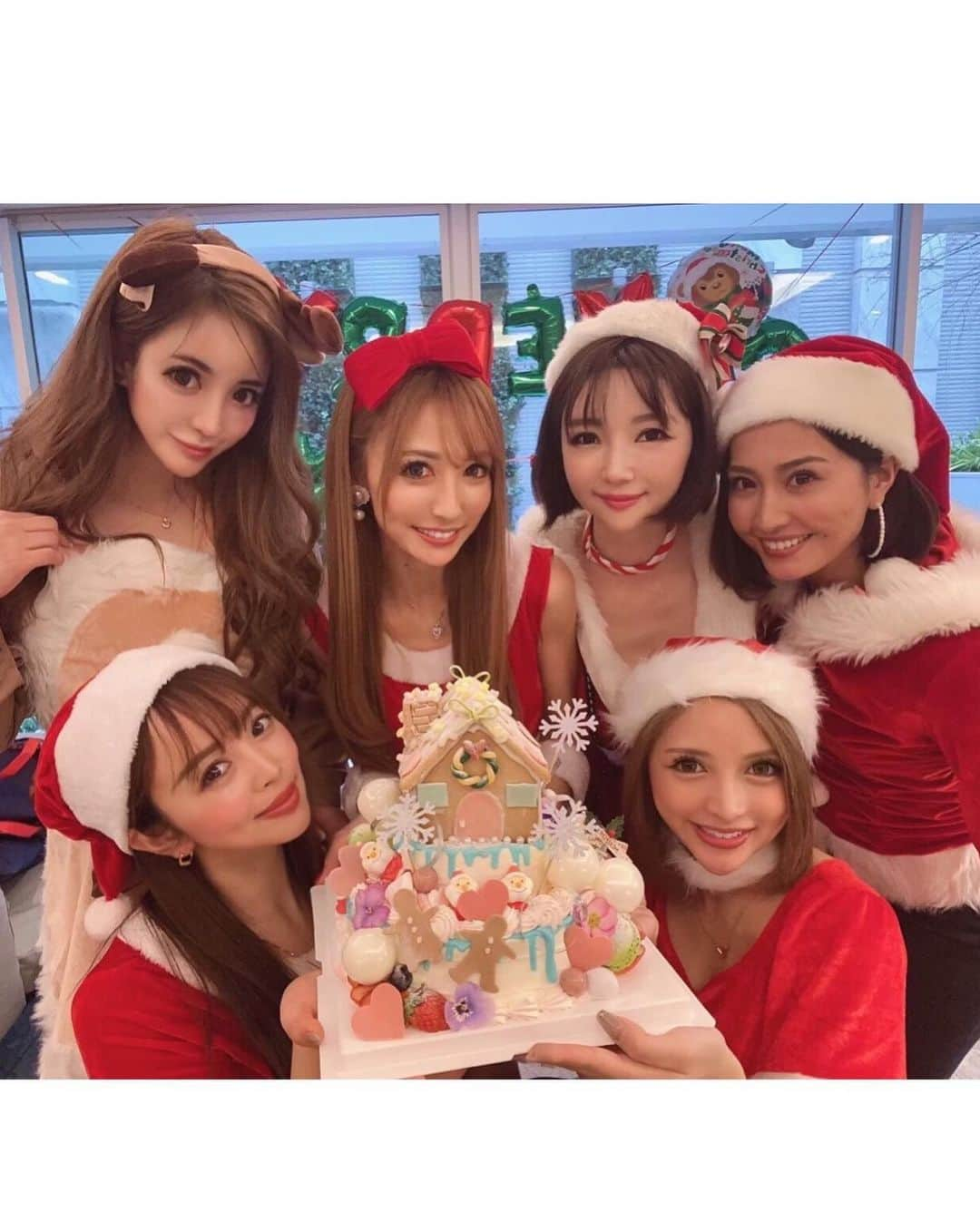 早川沙世さんのインスタグラム写真 - (早川沙世Instagram)「恒例の美女ママ会の♡ 親子Xmas会でした♡  ぉさよは可愛いサンタのトナカイちゃんになりました♡  @juli_sasa で 幼き頃に夢見たお菓子のお家 だと子供達が喜ぶかと思い オーダーしました♡  いつも夢と愛の詰まったステキな cakeをありがとうございます♡  子供達はpresent交換がとーっても嬉しすぎたみたい♡ (∩´͈ ᐜ `͈∩)˖*♬೨̣̥ 写メは何枚か頑張って撮ったけどw  暴れん坊　 @osayobabytan  の顔まともなのありませんでしたw  そしてリリカ姫の新居がステキすぎましたﾟ+.(･∀･).+ﾟ.  楽しかったなぁ♡♡♡ #Xmas #親子 #クリパ #cake #お菓子の家 #present #交換 #🎄 #⭐️ #💛」12月29日 23時42分 - sayo_hayakawa