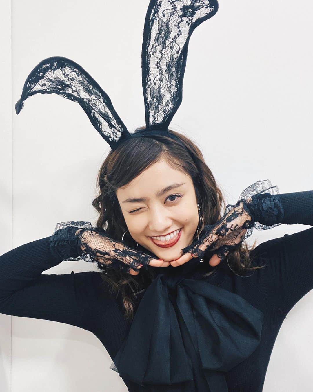 谷まりあさんのインスタグラム写真 - (谷まりあInstagram)「マジシャン出川 ありがとうございました🖤🖤🖤 楽しんでいただけましたか？🐰😘❤️ #onepiece →#MichaelKors @michaelkors #shoes→ #christianlouboutin @louboutinworld」12月29日 23時52分 - mariaaaa728