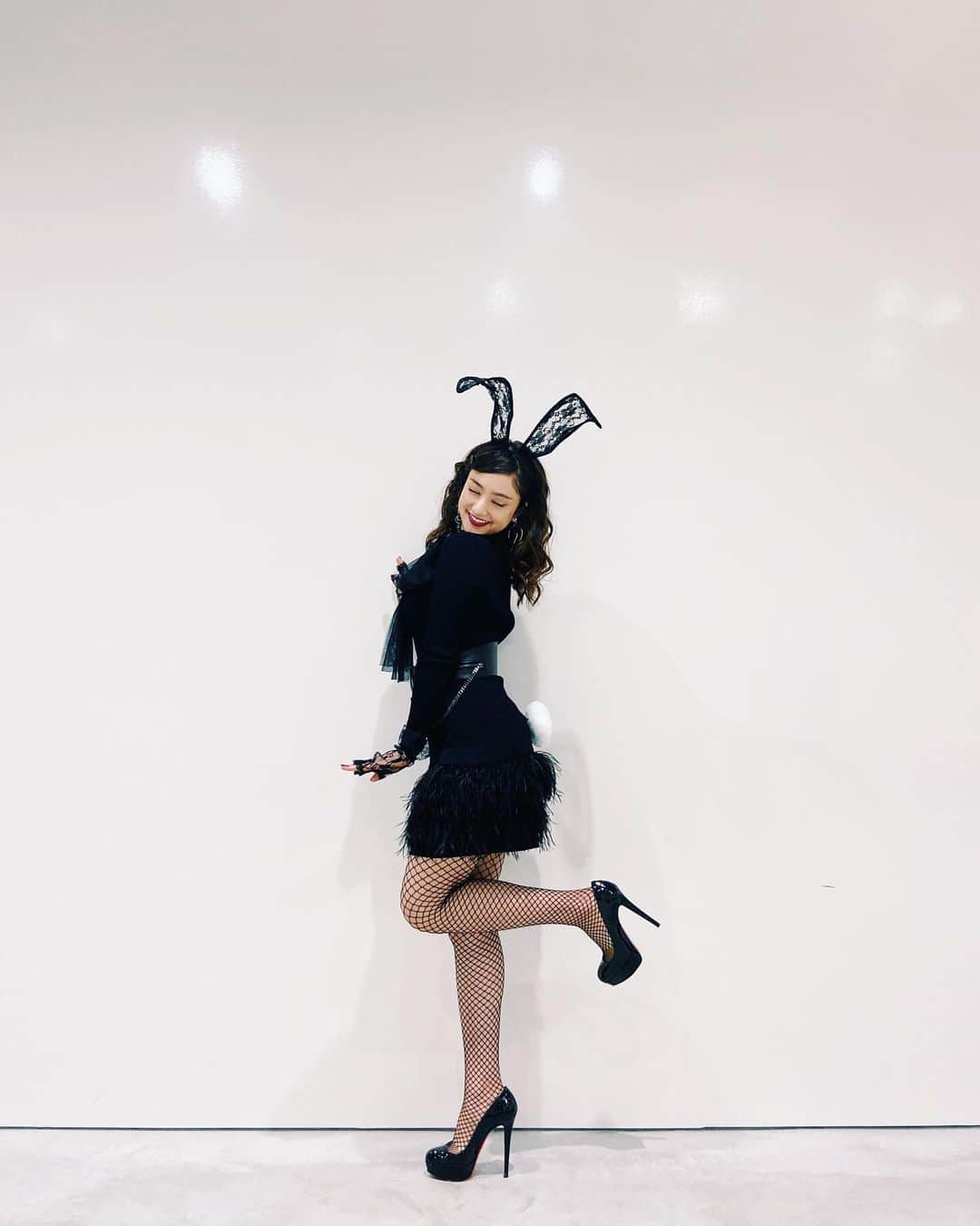 谷まりあさんのインスタグラム写真 - (谷まりあInstagram)「マジシャン出川 ありがとうございました🖤🖤🖤 楽しんでいただけましたか？🐰😘❤️ #onepiece →#MichaelKors @michaelkors #shoes→ #christianlouboutin @louboutinworld」12月29日 23時52分 - mariaaaa728