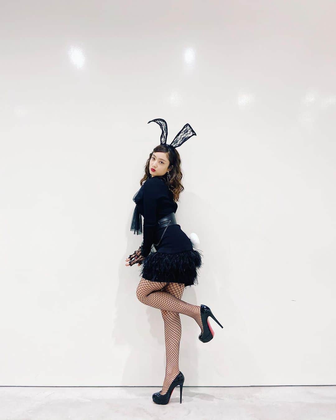 谷まりあさんのインスタグラム写真 - (谷まりあInstagram)「マジシャン出川 ありがとうございました🖤🖤🖤 楽しんでいただけましたか？🐰😘❤️ #onepiece →#MichaelKors @michaelkors #shoes→ #christianlouboutin @louboutinworld」12月29日 23時52分 - mariaaaa728