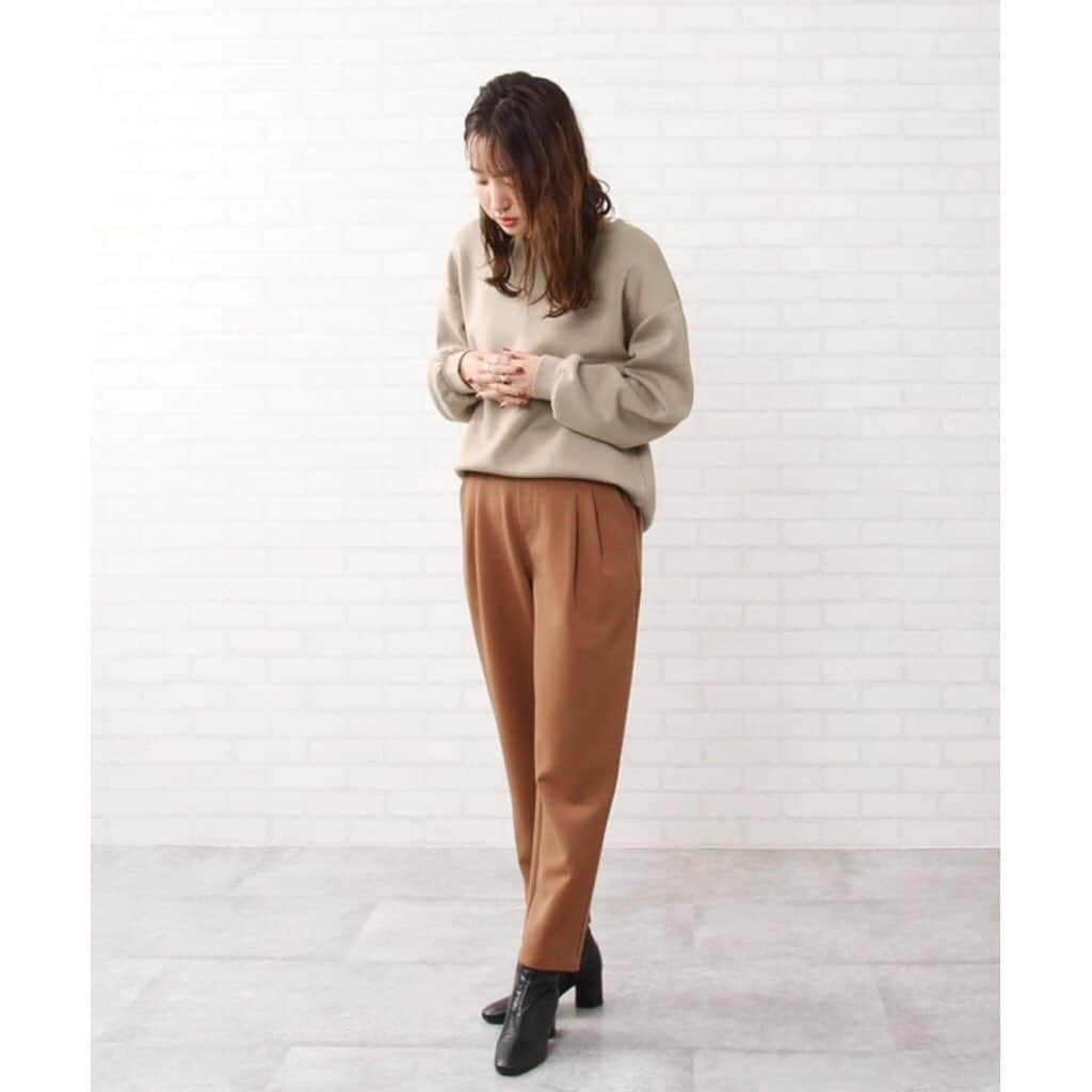 coen コーエンさんのインスタグラム写真 - (coen コーエンInstagram)「【SALE ITEM②】﻿ ﻿ 26日から開催中の2019 FALL&WINTER SALE開催☃️ お値下げアイテムから1点ピックアップ😊 ﻿ 本日はウィメンズ編✌️﻿ ﻿ ﻿ 【WOMEN】 TRストレッチテーパードパンツ ¥4,000→¥2,000+tax (50%OFF)﻿ ﻿ ﻿ 落ち感のある風合いが大人っぽいパンツ✨﻿ ウエストにはタックを取り入れて、裾にかけてはさりげないテーパードシルエット😊 ストレッチが効いており、着回しにもピッタリなパンツです✨﻿ パンプルにもフラットシューズで、きれい目使いはもちろん、スニーカーに合わせて、カジュアルスタイルもおすすめ✌️﻿ ﻿ ﻿ ﻿ #coen #coen_official #women #saleitem #salebottom #taperedpants #stretchpants #コーエン #ウィメンズ #レディース #アイテム #セールアイテム #テーパードパンツ #とろみパンツ #ストレッチパンツ #きれいめパンツ #おすすめアイテム」12月29日 23時52分 - coen_official