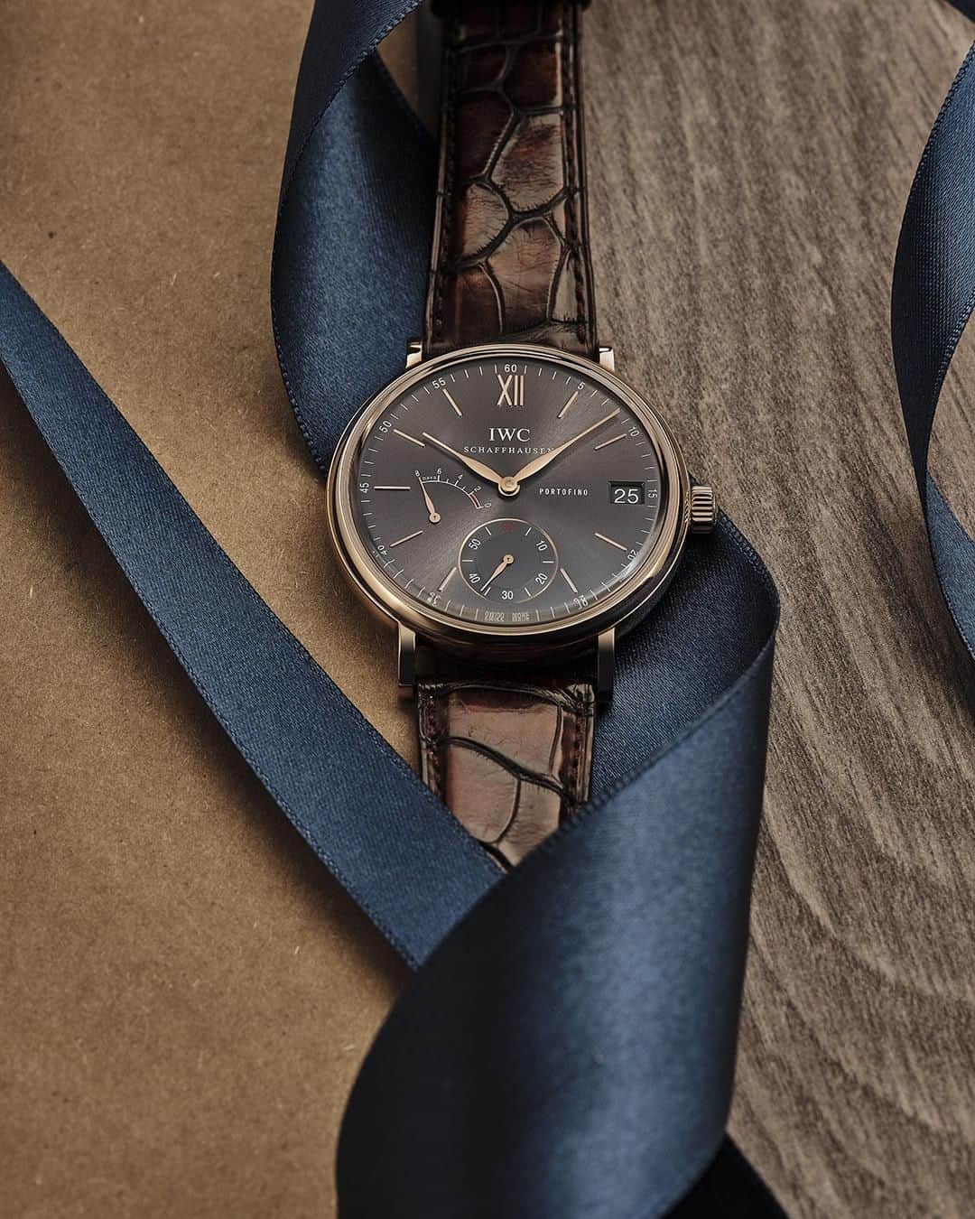 IWCさんのインスタグラム写真 - (IWCInstagram)「As the year draws to a close, make the most of each moment with the always-precise and ever-elegant #IWCPortofino Hand-Wound Eight Days (Ref. IW510104). #IWCSeasonsGreetings」12月30日 0時00分 - iwcwatches