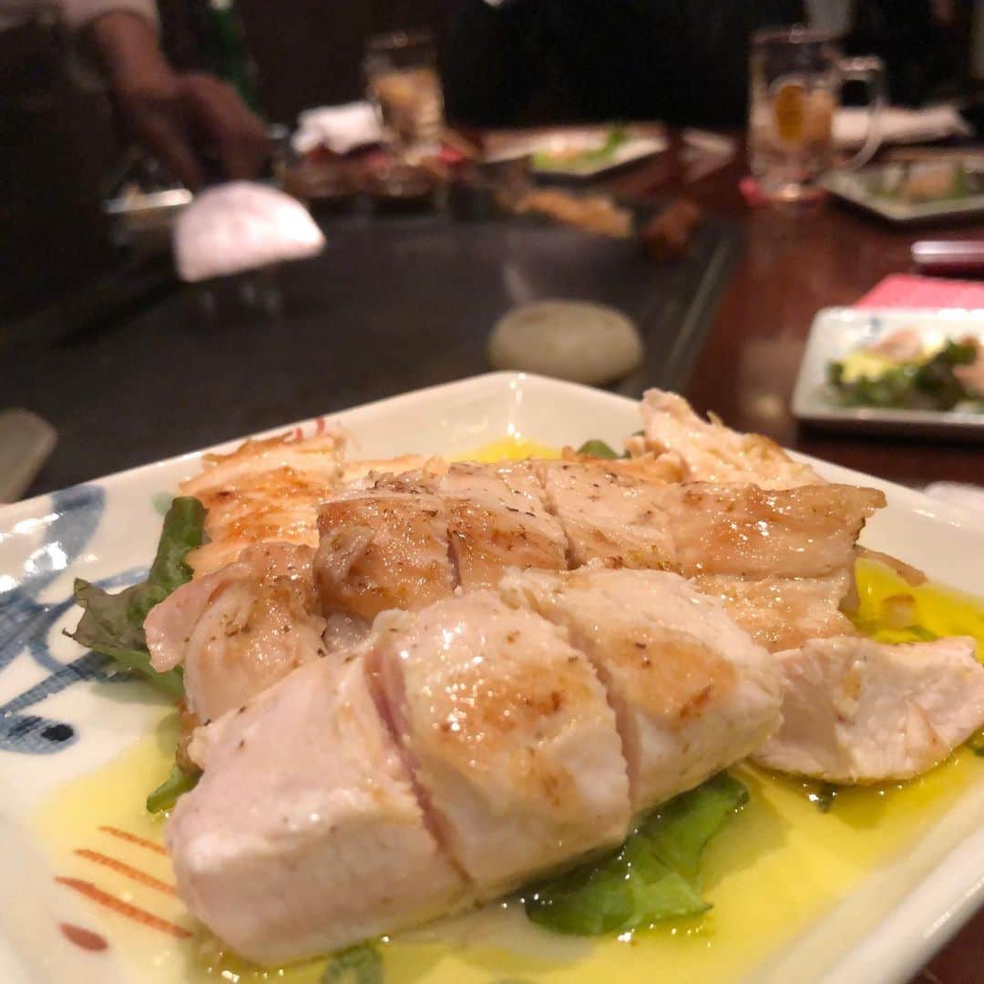 アンジェラ佐藤さんのインスタグラム写真 - (アンジェラ佐藤Instagram)「最近食べたご馳走その2  #鉄板焼ステーキハウスケルン #目の前で焼いてくれる極上のステーキ #魚のあんよ #来年から新メニューで登場するかもしれないスイートポテト #レストランアリタリア  #実演のステーキやチキンうま〜 #なるとキッチンすすきの店  #なるとの名物半身揚げなど食べ放題 #中華料理優花菻 #東苗穂の中華 #今日初めてお邪魔したけどどれも美味しい #これはリピート決定」12月30日 0時11分 - angela_satou