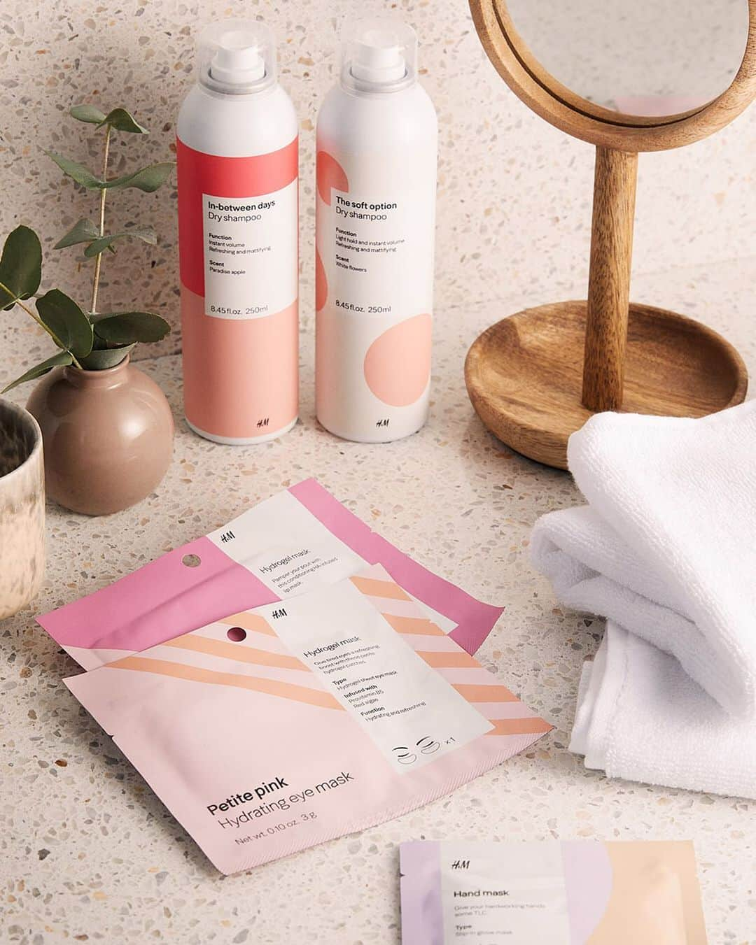 H&Mさんのインスタグラム写真 - (H&MInstagram)「Pamper your face, eyes, lips, hands and feet with our new sheet masks! #HMBeauty  Mask: 0790997001 Eye mask: 0790903001 Dry shampoo: 0278856002 Dry Shampoo: 0797767001」12月30日 0時03分 - hm