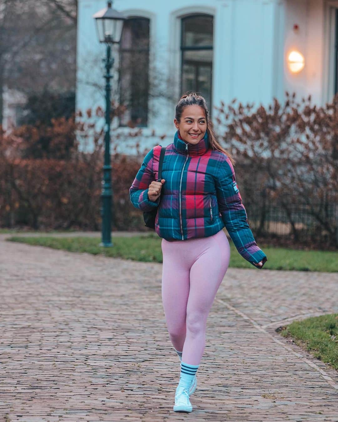 Dutchさんのインスタグラム写真 - (DutchInstagram)「Safe to say I dislike cardio and cold a lot- my inner Mexicana screams here haha!🥶 Instead of walking on a boring treadmill I choose to take my steps outside! I walk to the gym almost everyday now and it feels so good to not only work on my strength and muscle growth but also work on my heart and stamina. 2020 will be full of new goals for me fitness wise. This one was actually one of my New Years resolutions but I decided to start them in 2019 already💁🏻‍♀️ you don’t need a 2020 or summer, or weekend or Monday to start something new! Do it now, do it for you and let’s work💃🏽🔥 happy Sunday Munchkins! - Leggings: High waisted flex (in small) - @gymshark . Little black bag: @by.nochtli  Jacket: Tommy Hilfiger. Socks: Adidas.  Shoes: Converse.  #cardio #cold #fitlifestyle」12月30日 0時03分 - nochtlii
