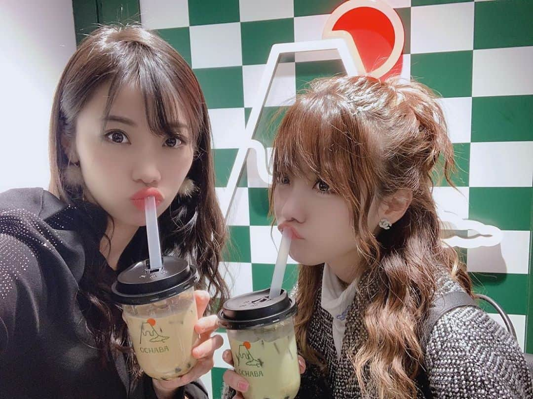 鈴木ふみ奈さんのインスタグラム写真 - (鈴木ふみ奈Instagram)「久しぶりのれーなちゃん🥺 OCHABAで焙じ茶の甘さ控えめ🧉💕 たぴおかは甘さ控えめが好み。 正しくはたぴおかみたいなわらび餅なんだけどね🤣  #たぴおか #OCHABA #焙じ茶 #わらび餅 #ふみログ」12月30日 0時08分 - fuminasuzuki