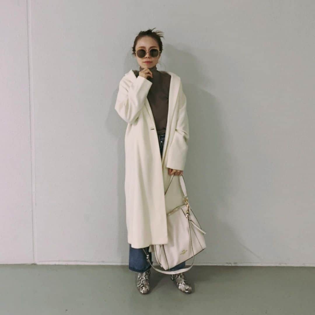 澤辺美香さんのインスタグラム写真 - (澤辺美香Instagram)「今日は大掃除もできて買い出しも出来て充実しました⭐️ 今年もあと少し！！ 久しぶりに白のコートで！ デニムはやはり気に入った形はずっと履いちゃいますね。  #upperhights #デニムコーデ #コート #オールバック」12月30日 0時11分 - mikasawabe