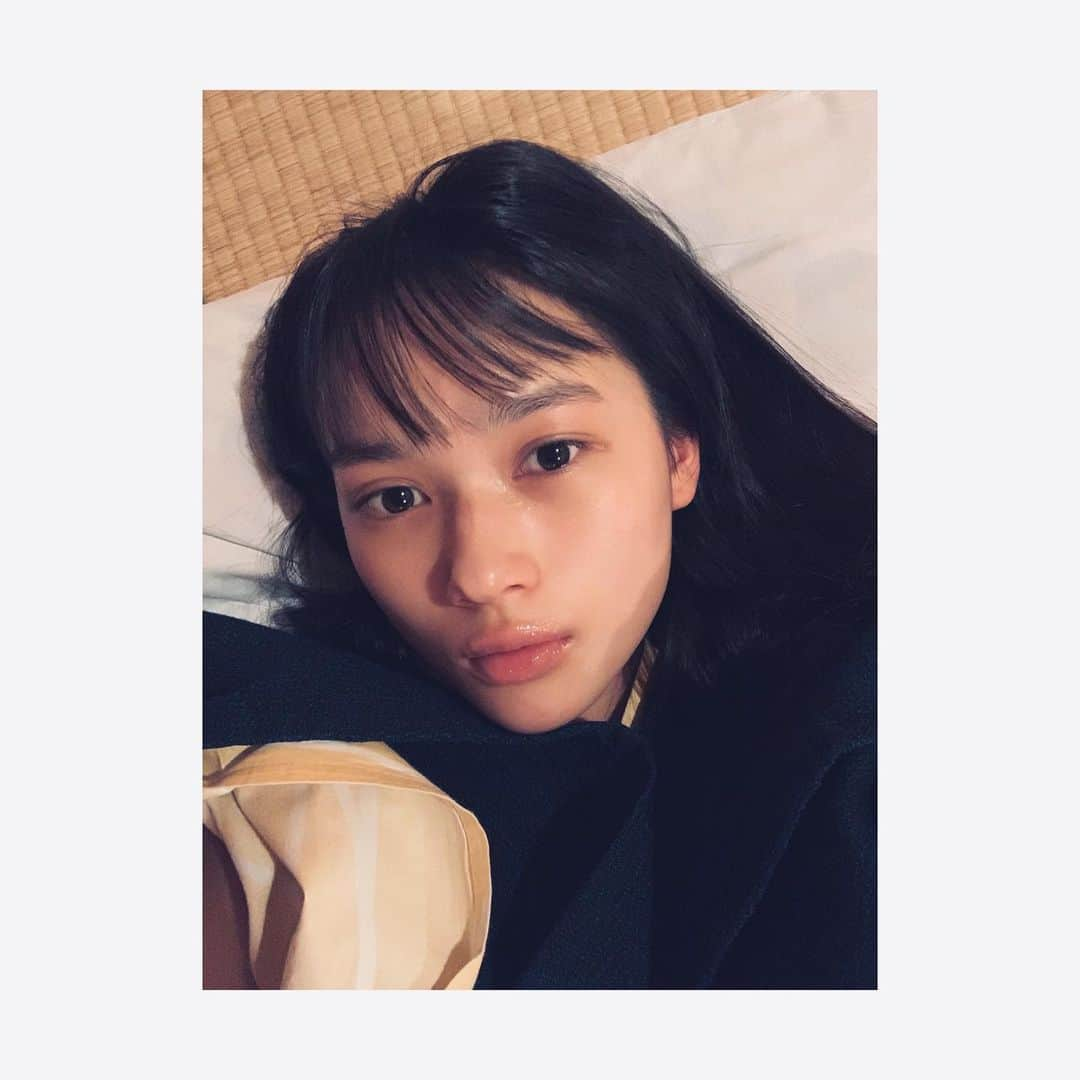 新井舞良さんのインスタグラム写真 - (新井舞良Instagram)「温泉あがり すっぴん 毎年年末にくる温泉大賞、さいくー ここにくると今年も終わるってかんじする . 2019年、高校卒業して地元を出て生活が一転して、関わる人も何もかもが新しくて、たくさん刺激を受け、1人で何もかもするのは大変だったけどなかなか楽しかったし色々経験を積めた年になりました！！！ 来年はもっともっと刺激を受けて自分を成長させる年にしたいです。皆さん是非、応援してくれたら嬉しいです。来年もよろしくお願いします🥺🤍　#温泉大賞」12月30日 0時14分 - myra_arai