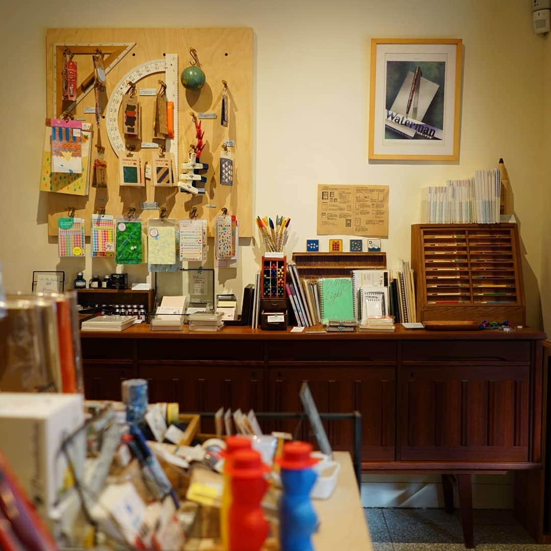 HereNowさんのインスタグラム写真 - (HereNowInstagram)「Heaven for stationary lovers. High quality Taiwanese stationery supplies and more at this shop and café, @plain.tw. 文具咖啡店裡鑑賞經典文具設計 Recommended by @thecaroltw. . . . #herenowcity #wonderfulplaces #beautifuldestinations #travelholic #travelawesome #traveladdict #igtravel #livefolk #instapassport #optoutside  #taipei #台湾 #台北 #台北旅行 #대만 #대만여행 #타이베이 #iseetaiwan #exploretaiwan #vscotaiwan #taiwangram #台灣 #直物文具 #plainstationaryandhomeware」12月30日 0時14分 - herenowcity