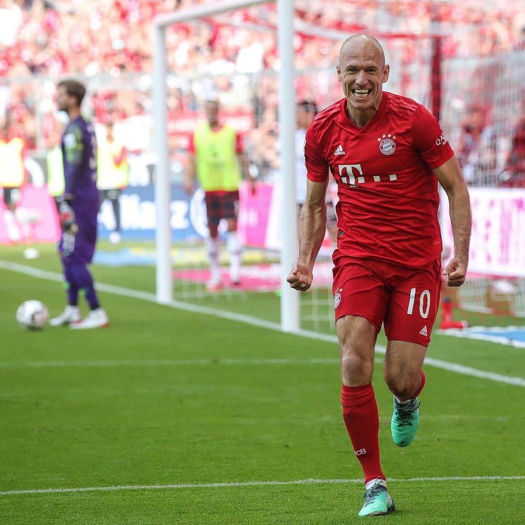 バイエルン・ミュンヘンさんのインスタグラム写真 - (バイエルン・ミュンヘンInstagram)「Dank je wel, @arjenrobben❤ Moments that will live with us forever. #MiaSanMia #FCBayern #Legend #MrWembley」12月30日 0時15分 - fcbayern