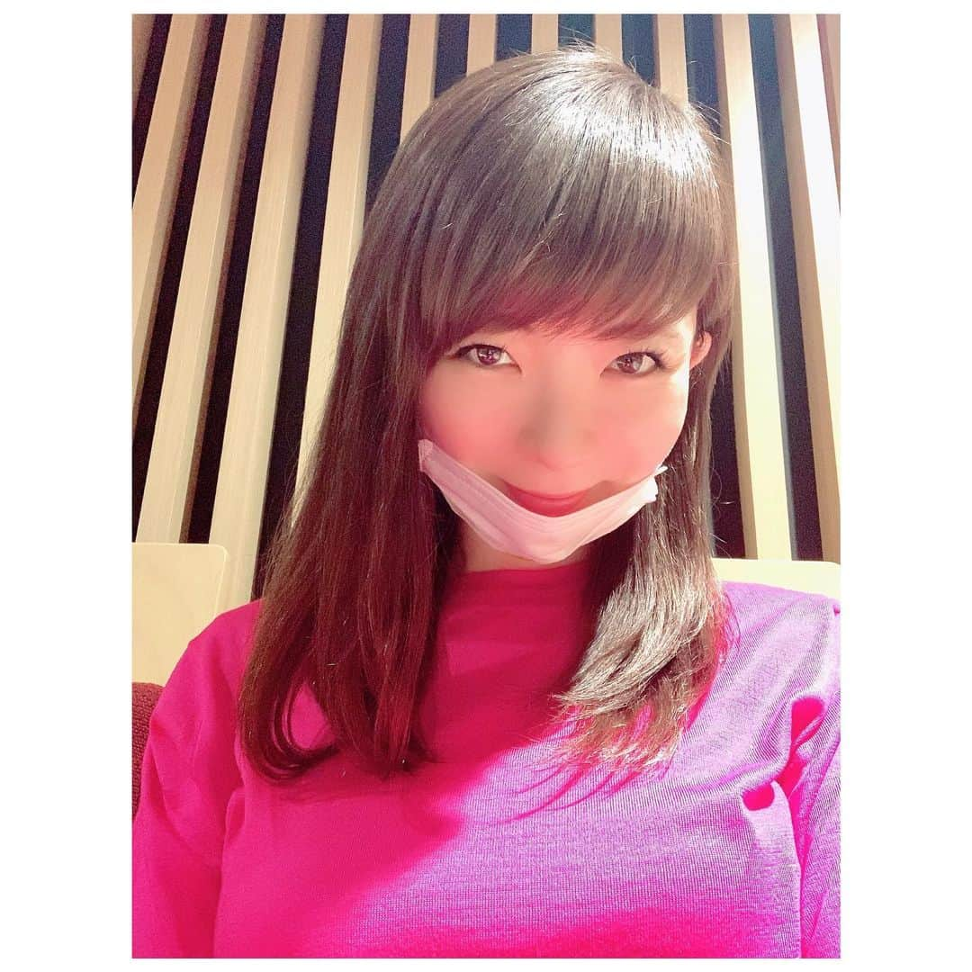 扇けいさんのインスタグラム写真 - (扇けいInstagram)「皆さん穏やかな年の瀬をお過ごしですかい？ 私は…穏やかっちゃ穏やかです🙄笑 今回はエクステ短いのを付けました。 今までのロングとどっちがいいかなー。 そして着てるニットは待ちに待った #サルーテピウ のニット✨ 拘り選び抜かれたカシミアとシルクの糸で作られた極上の肌触り。 本当はピンクだけのつもりがネイビーも追加してしまいました。 全色揃えたい。っす。 とりあえず試着してみたらいいと思うんだよね。みんな。笑 着たら分かる！！ 森泉さんも週に3回は着るそうな。 分かるー！この時期なんて特に毎日着たくなるー！！ アトピーの方や肌疾患をお持ちの方にもオススメ出来るそうな。 日常的に身に付ける物たちは質の高い物を。と思う。 #salutepiu #カシミア #シルク #ニット　 #扇の勝手にオススメ品」12月30日 0時23分 - kei.ohgi