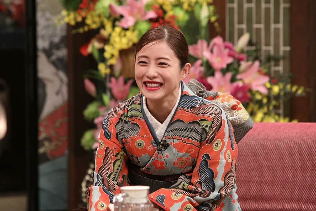 石原さとみ　ファンアカウントのインスタグラム：「. . とっても素敵な笑顔😍 . . ここ最近余裕がある時間がありません。ですが、さとみちゃんに対する気持ちは少しも変わりません。投稿は減りますが少しでも顔をだしてストーリなどでさとみちゃんの情報を伝えていきますので、暇な時見てくれたら嬉しいです。☺︎☺︎ . . #ishiharasatomi #satomiishihara  #石原さとみ #いしはらさとみ」