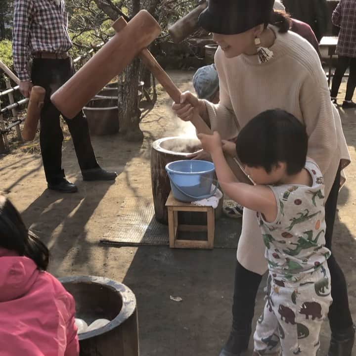 田中美里のインスタグラム：「ムネくん7歳のお誕生日。 円覚寺で一緒に餅つき。  #タンクトップ #暑いんだって #元気 #北鎌倉 #円覚寺 #餅つき #運がつく #まりやちゃんの息子 #ムネくん #お誕生日おめでとう #お誕生日の様子は @mariya.yamada  見てね。」