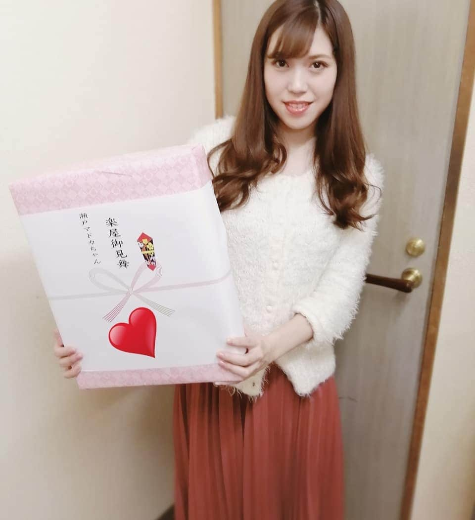 瀬戸マドカさんのインスタグラム写真 - (瀬戸マドカInstagram)「夢と希望をありがとう❤️ · ご声援ありがとうございました🤗 CD 販売完売ご協力ありがとうございました🤗たくさんのご声援、たくさんのプレゼントや差し入れや楽屋見舞いまでありがとうございました🍓 これからニマニマ開封タイム💌 · · 📷in 楽屋 現場の日(も？)私服が適当なのは許して ♥️ · · #瀬戸マドカ #歌謡ショー #昭和歌謡  #昭和レトロ #健康センター #楽屋 #私服ダサい #歌手 #ステージメイク #ステージ衣装 #歌手活動 #温泉 #温泉ライブ #楽チンコーデ #ライブ活動 #楽屋見舞い #私服 #巻き髪 #ゆる巻き #シャギーニット #japanesephoto #japanesesinger #music #sing #spa #japanesegirl #singer  #onsen #live」12月30日 0時43分 - madokaseto