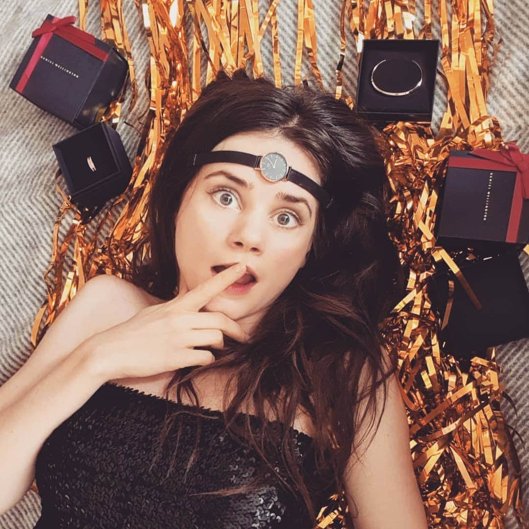 Joyce Ilgさんのインスタグラム写真 - (Joyce IlgInstagram)「*Werbung 🕰 Wie die Zeit vergeht! Das Jahr ist schon fast wieder rum. Apropos Zeit: @danielwellington hat so schöne Uhren & auch Accessoires. Für alle, die sich nach Weihnachten noch selbst eine Freude bereiten möchten: Noch bis zum 06. Januar gibt es bei #danielwellington 20% Rabatt beim Kauf von mind. 2 Produkten! 🎁 Und mit meinem Code JOYCE gibt es zusätzlich  15% on top! Ich wünsche euch allen schon mal einen guten Rutsch & behaltet eure Zeit im Auge. Denn Zeit bekommt ihr nicht zurück. Verschwendet sie also nicht ❤.」12月30日 0時44分 - joyceilg