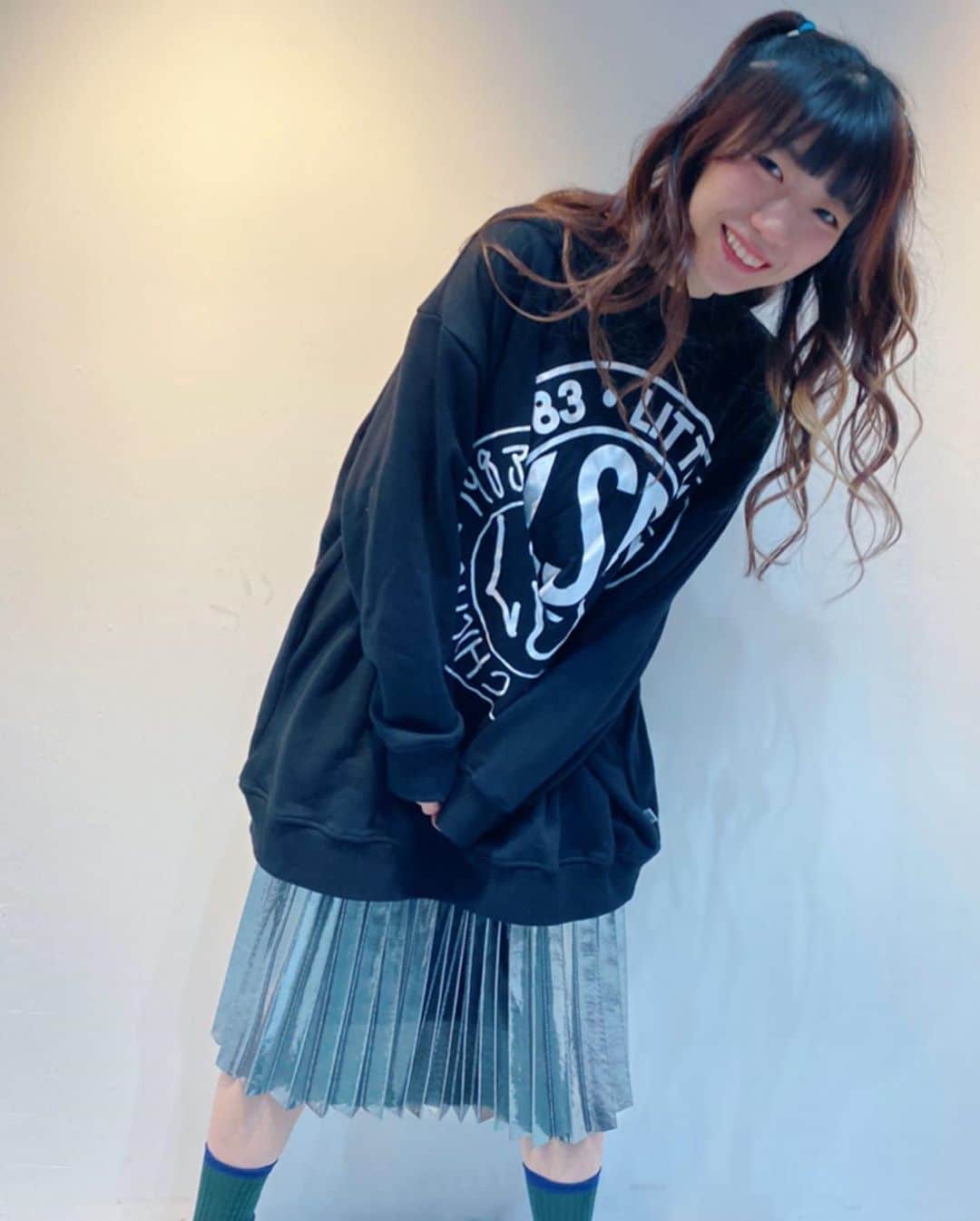 ぱいぱいでか美のインスタグラム：「ギンギラのスカート意外に着回しきく〜 ꙳ #tops #littlesunnybite  #skirt #bershka  #俺はインスタグラマーになりてぇ ꙳ フォロワー気付いたら3.4万人になってました！ ありがとうございます。 着々とインスタグラマーへの道を進んでいます。 以下、インスタグラマーの拘りポイントを。 . 存在感でかいスカートなのでずるっとしたシルエットで着ても締まる感じがする〜 シルバーを服に取り入れたことあんまなかったけどめちゃくちゃ何に合わせても何とかなる！ ので最近困ったらこれを履いています。 去年から着てるLSBのトップスは繋がってる２枚構造？になってて 謎の切れ込みが入ってるので肩ちょっと出たりもします これもお気に入り。」