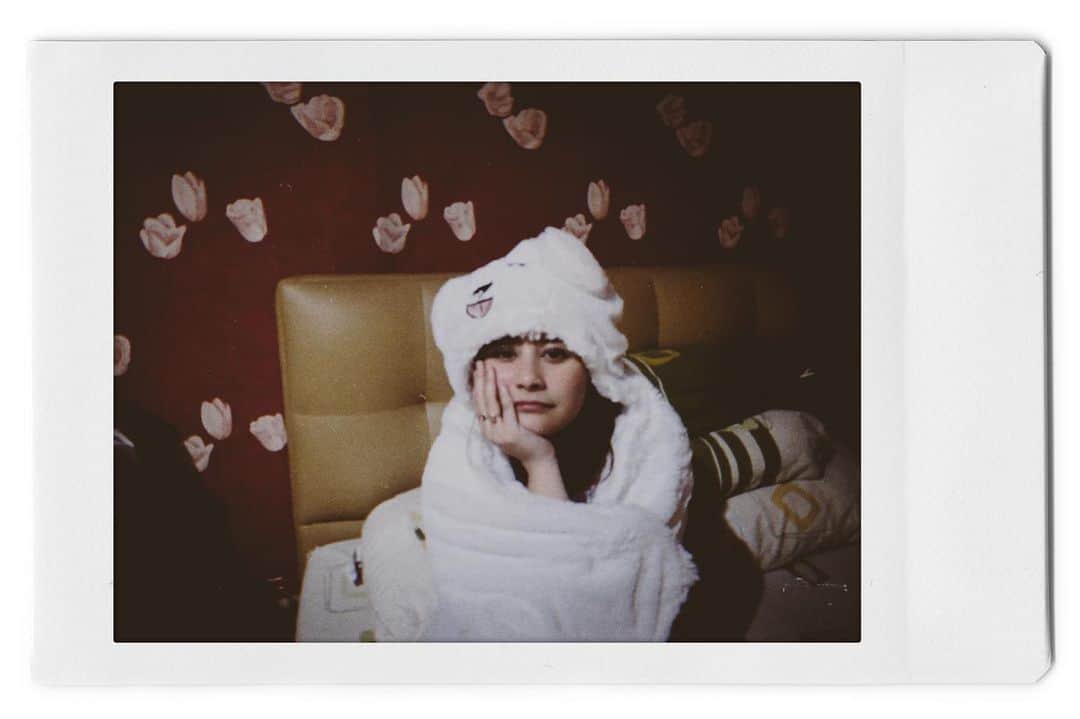 Prilly Latuconsinaさんのインスタグラム写真 - (Prilly LatuconsinaInstagram)「it's time to Netflix and Chill, with my blanket, pillow and my late night snacks. wanna join?」12月30日 0時51分 - prillylatuconsina96