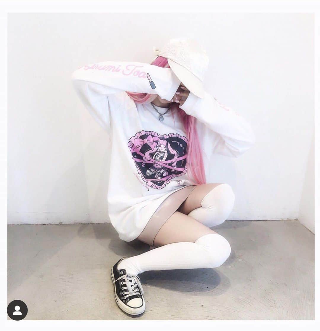 空亜さんのインスタグラム写真 - (空亜Instagram)「アイドルグループ「悲撃のヒロイン症候群」胡桃兎愛ちゃんのロンTのイラストを描かせていただきました。」12月30日 1時06分 - kuua_oyasumi