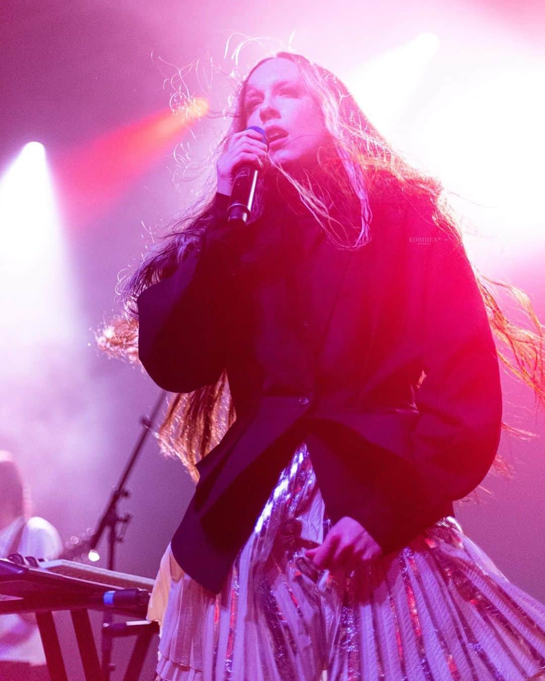 アリー・エックスのインスタグラム：「Starting to put together my set list for the Cape God Tour 🌊. What songs do you want me to do? I’m thinking some deep cuts could be fun. Tell me children! Also tickets in bio if you haven’t gotten yours yet 😘 📸 @robiiien」