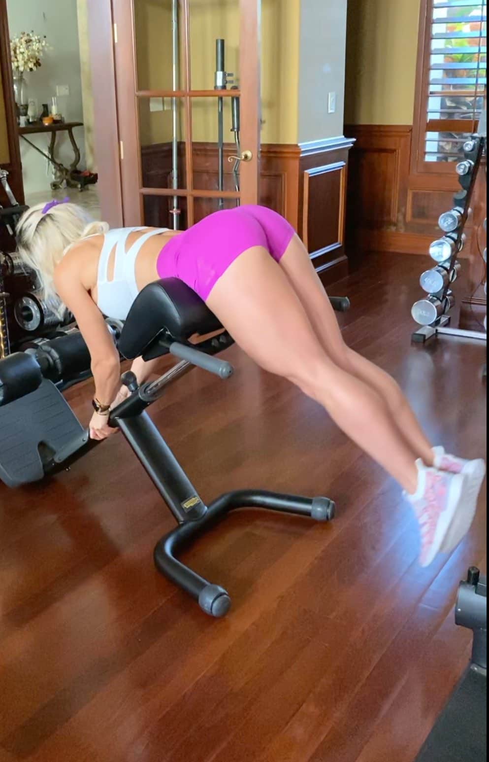 Michelle Lewinのインスタグラム：「There is always a solution, you just have to be... innovative💁🏼‍♀️ But hey! I know it can be difficult, especially in the beginning.... and I’m here to help🙋🏼‍♀️ So here’s a video to help you out with a few glute and hamstring exercise alternatives😘 -TOMORROW I am launching my new, updated “90 day beginner challange” on FITPLAN👏🏻👏🏻🥳 Who’s ready to get in shape?」