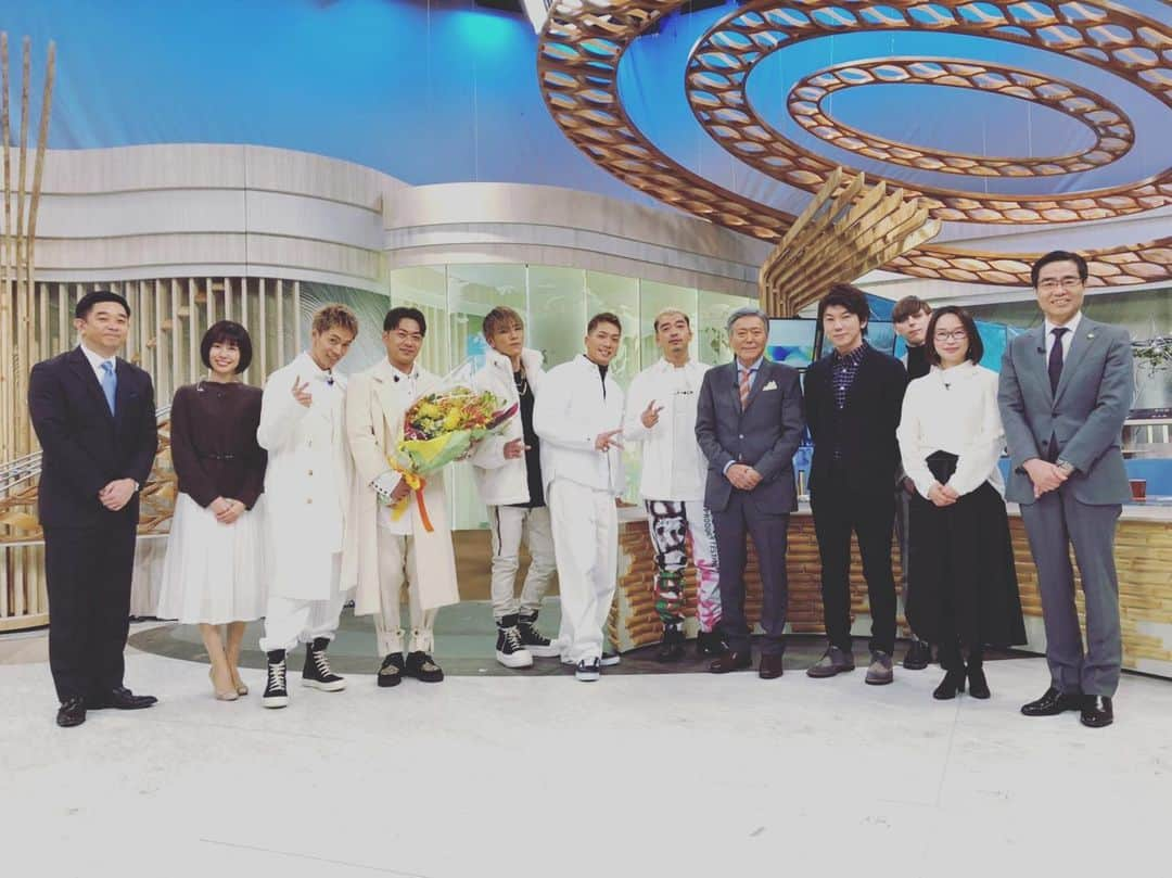 GSさんのインスタグラム写真 - (GSInstagram)「とくダネ！ 2年ぶりのテレビ生歌唱。 一生に何度もない貴重な経験なので本当に緊張したし有難かったとさ。  #wearetheone  #ずっと #皆さん優しい」12月30日 1時16分 - di_gs_official