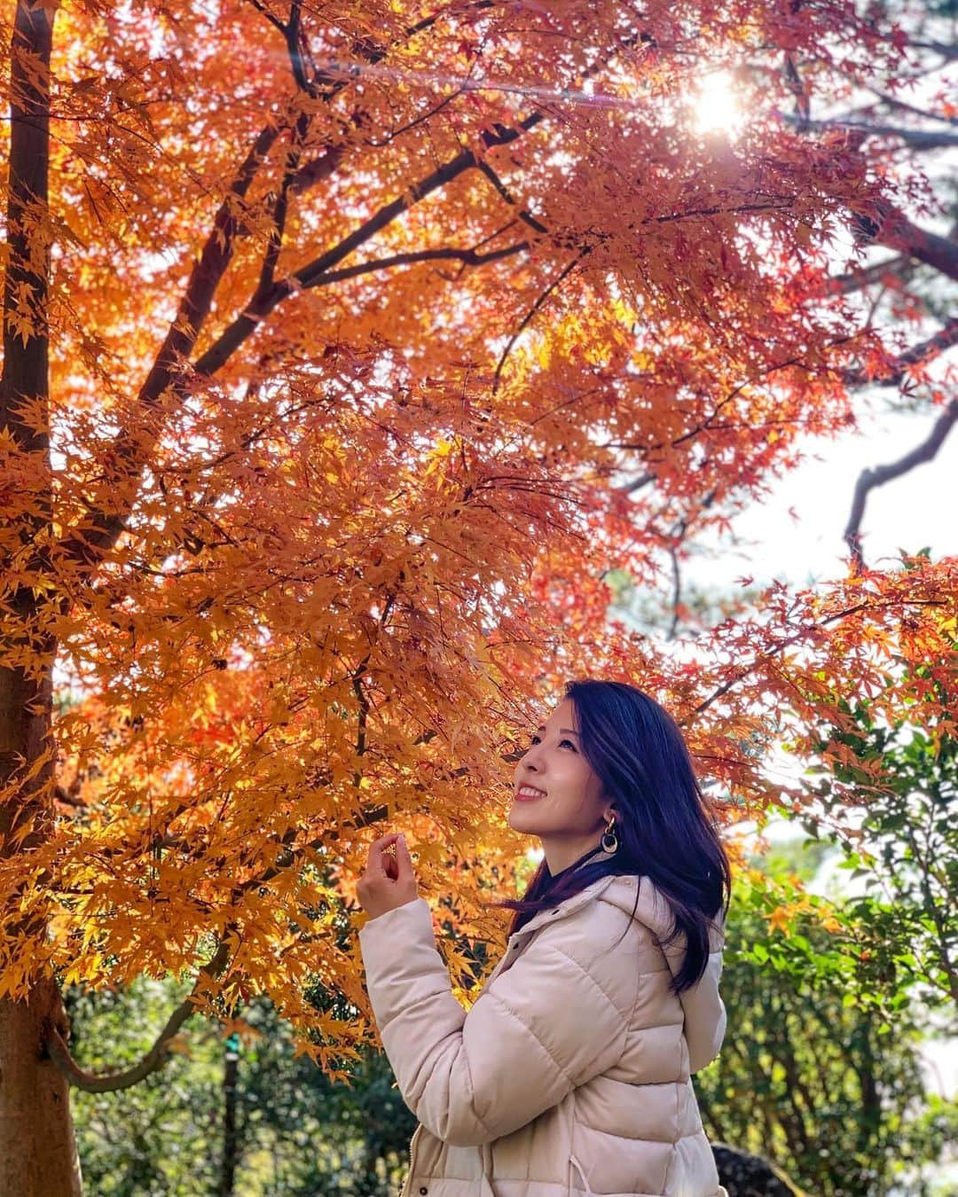 松井絵里奈さんのインスタグラム写真 - (松井絵里奈Instagram)「2019年もあと少し。﻿ 今年も様々な経験をさせていただきました。﻿ 時代が平成から令和に変わった年でもありました。﻿ 様々な経験を通して、﻿ 自分の感情と向き合うこともできて﻿ 大人になった今でも﻿ 自分の中の自分の思う正解を探す日々です。﻿ 誰かが言っていたから…とかで判断するのはすごく、嫌で。それは小さい頃から変わっていないから、一旦経験したくなる。知りたくなる。﻿ 時間が人より何倍もかかってしまうこともあり、﻿ 私にはそれも学びだったりする。﻿ 東京に出てきて来年で18年目。﻿ 知らないことを沢山経験をさせてくれて﻿ 教えてくれた東京に感謝しつつ、﻿ 愛する地元の奈良にも﻿ 貢献していく年にしたいです。﻿ ﻿ 時間を使うことは﻿ 命を削ること。﻿ だから、時間を大切に。より大切にしなきゃ！と﻿ 気づいた年でした。﻿ 大切な時間を私に注いでくださった皆様﻿ 本当に本当にありがとうございました！﻿ ライブやイベントにも足を運んでくださったり、ライブ配信やblogやInstagramを見てくださったり。﻿ いつも、その想いが嬉しいです！﻿ ﻿ 2020年は、大切な人との時間を大切に。﻿ 自分の心に素直に。﻿ 一年一年、増えていく自分の好き❤︎や、﻿ ワクワク❤︎を大切に。﻿ みなさんにも、そうであって欲しいです。﻿ ﻿ ギブアンドテイクじゃなく、﻿ ギブギブギブ〜して目の前の人が﻿ 笑顔になってくれるだけで嬉しい。﻿ もちろん1番は、自分が元気で健康で心に余裕があること。﻿ ﻿ ギブアンドテイクの本当の意味がwebで﻿ 書いてありました。﻿ ﻿ ＊＊＊﻿ 相手に一つ与えたら、﻿ 一つ見返りを貰うようなものではなくて、﻿ 本当の意味としては、与え続けていたら、﻿ 本当に必要なタイミングで、助けを差し伸べてくれるような大事なギフトを頂けるという事なんです。﻿ ﻿ 相手から貰う事に執着するのではなくて、﻿ 相手に与える事に意識を向ける事が非常に大事です。﻿ ﻿ ＊＊＊﻿ こういうマインドの方がたくさん周りにいて﻿ 「なんてカッコいいんだ！」と学ばせてもらっています。﻿ だから、わたしも。 大金を与えることは﻿ まだできないけれど…🥺﻿ 相手を想う心や時間を与えられる人に﻿ なりたいです。なります♪﻿ ﻿ #2019年もあとすこし﻿ #今年もありがとうございました﻿ #出会いに感謝﻿ #学びに感謝﻿ #ありがとう﻿ #ギブアンドテイク﻿ #本当の意味﻿ #与える人に﻿ #時間を大切に﻿ #gift#선물#愛﻿ #家族との時間を大切に #愛する人との時間を大切に」12月30日 1時17分 - erina74xx