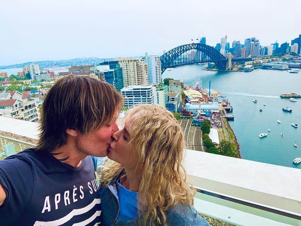 キース・アーバンのインスタグラム：「Sydney- we had the BEST Christmas , and the shows were a blast !!! THANK YOU ALL.!!!! Next up, ringing in 2020 at our Nashville show w @stevienicks , @ashleymcbryde , @jasonisbell , @thestruts , @amandapearlshires and many many more.*** Here come OUR roaring 20’s!!!! - KU」