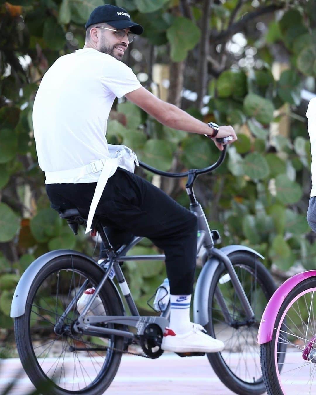Just Jaredさんのインスタグラム写真 - (Just JaredInstagram)「@shakira and @3gerardpique enjoy a bike ride together during the holiday break in Miami. #Shakira #GerardPique Photos: Backgrid」12月30日 1時47分 - justjared