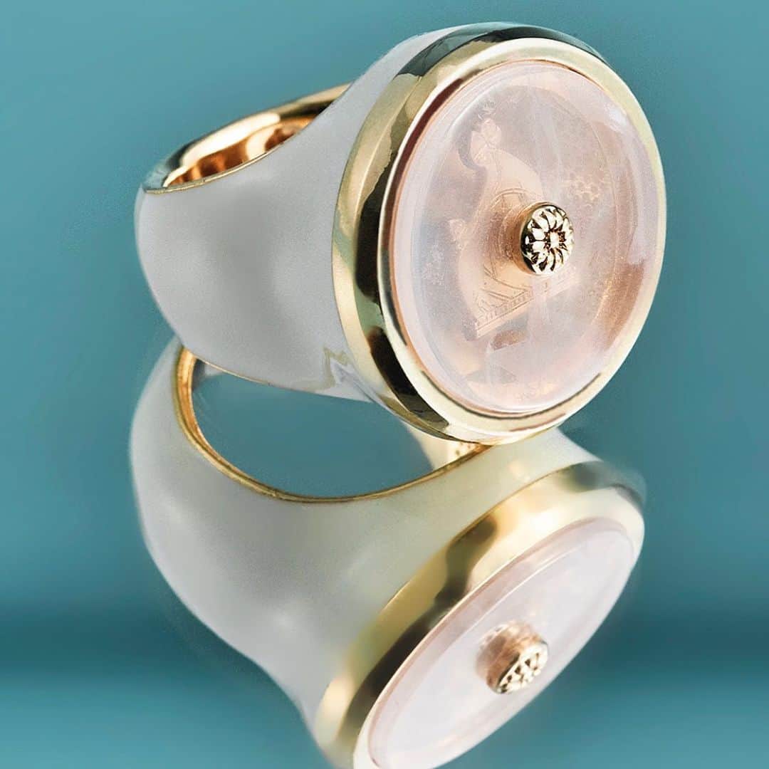 ランバンのインスタグラム：「Fortune ring in pink quartz with transparent « mother and child » signature under the stone. #LanvinHOLIDAYS #Lanvin」