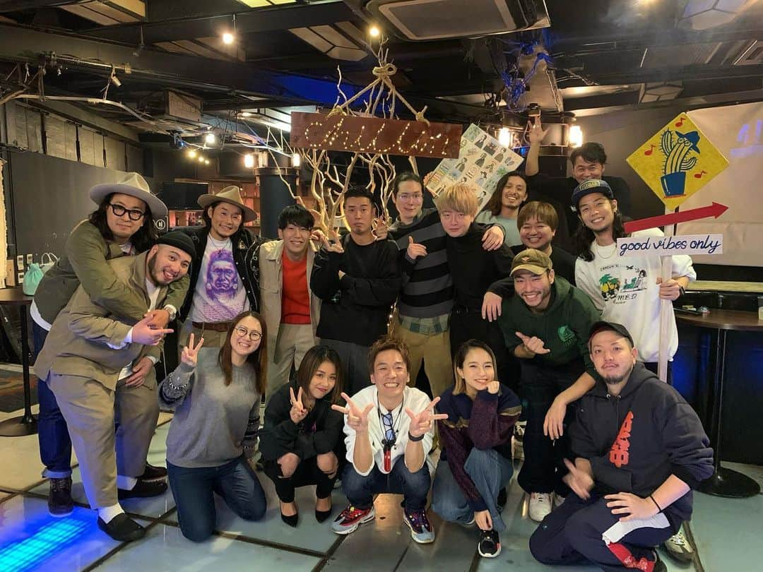 KYOHEYのインスタグラム：「Thank you for coming!!!﻿ ﻿ 年内ラストchillinいかがでしたか？？﻿ 来年はもっともっとたくさんの方とchillしたいからchillin CREWみんなで頑張ります！！✨🌊🏄🌞🌴🌺✨﻿ ﻿ 2020年もchillinをよろしくお願い致します！﻿🙇‍♂️ご期待ください！！ #chillin #ブエチリ #VUENOS #shibuya #BlueVintage #sankara #Leola #FUKI #UEBO #KillingTimeBrothers #SHiON #KYOHEY」