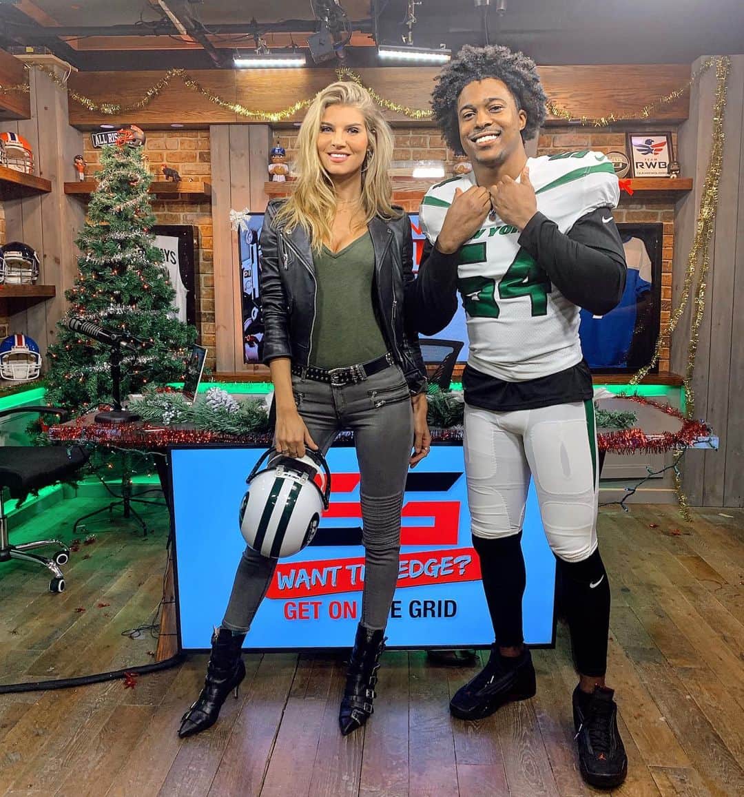 Ashley Haasさんのインスタグラム写真 - (Ashley HaasInstagram)「You saw us in Modells selling jerseys, but watch how we got there! My interview with @awilliamson54 coming later today!」12月30日 1時55分 - ashleyhaas
