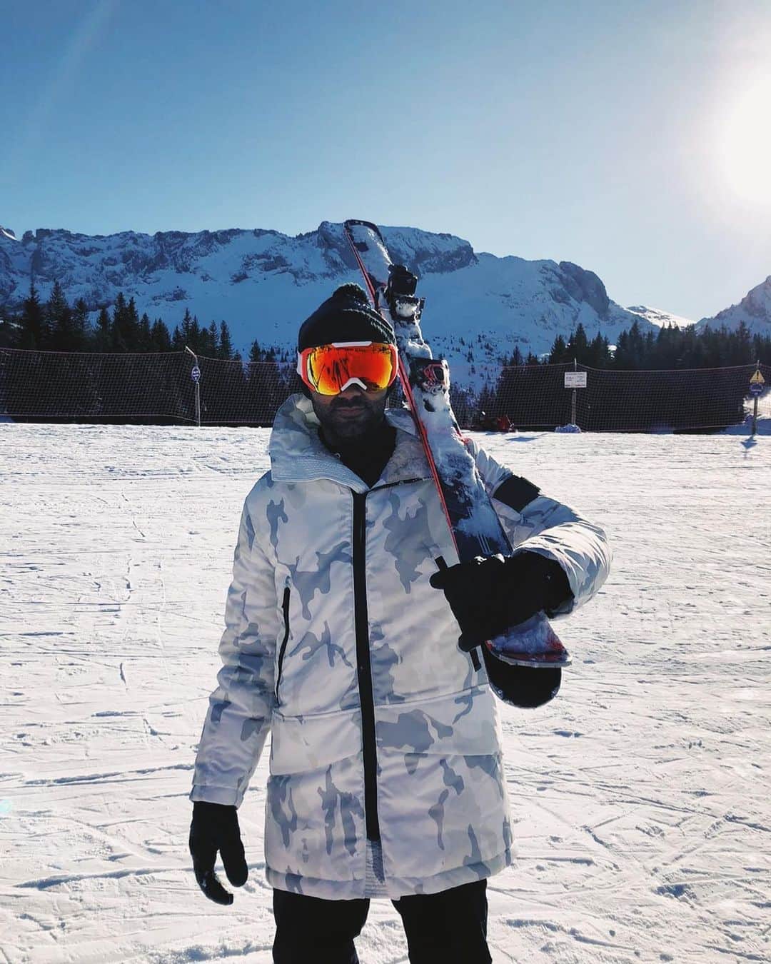 トニー・パーカーさんのインスタグラム写真 - (トニー・パーカーInstagram)「Première journée et descente en skis à @villarddelans_correncon aujourd’hui ! Super sensation, on progresse vite ⛷ First time skiing, what a great feeling!  #ski #famille #rossignol #rossignolapparel #anotherbestday」12月30日 1時49分 - _tonyparker09