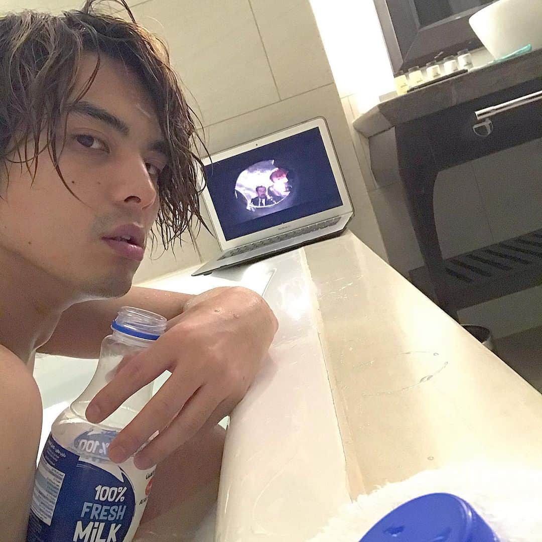 草野博紀のインスタグラム：「🐞🐄🌴 #milkの正しい使い方 #後ろの映画はなんでしょう #このワンシーンで当てたらすごい  #正解者にはmilk抜きを、、きも #ヒント #tomhanks」